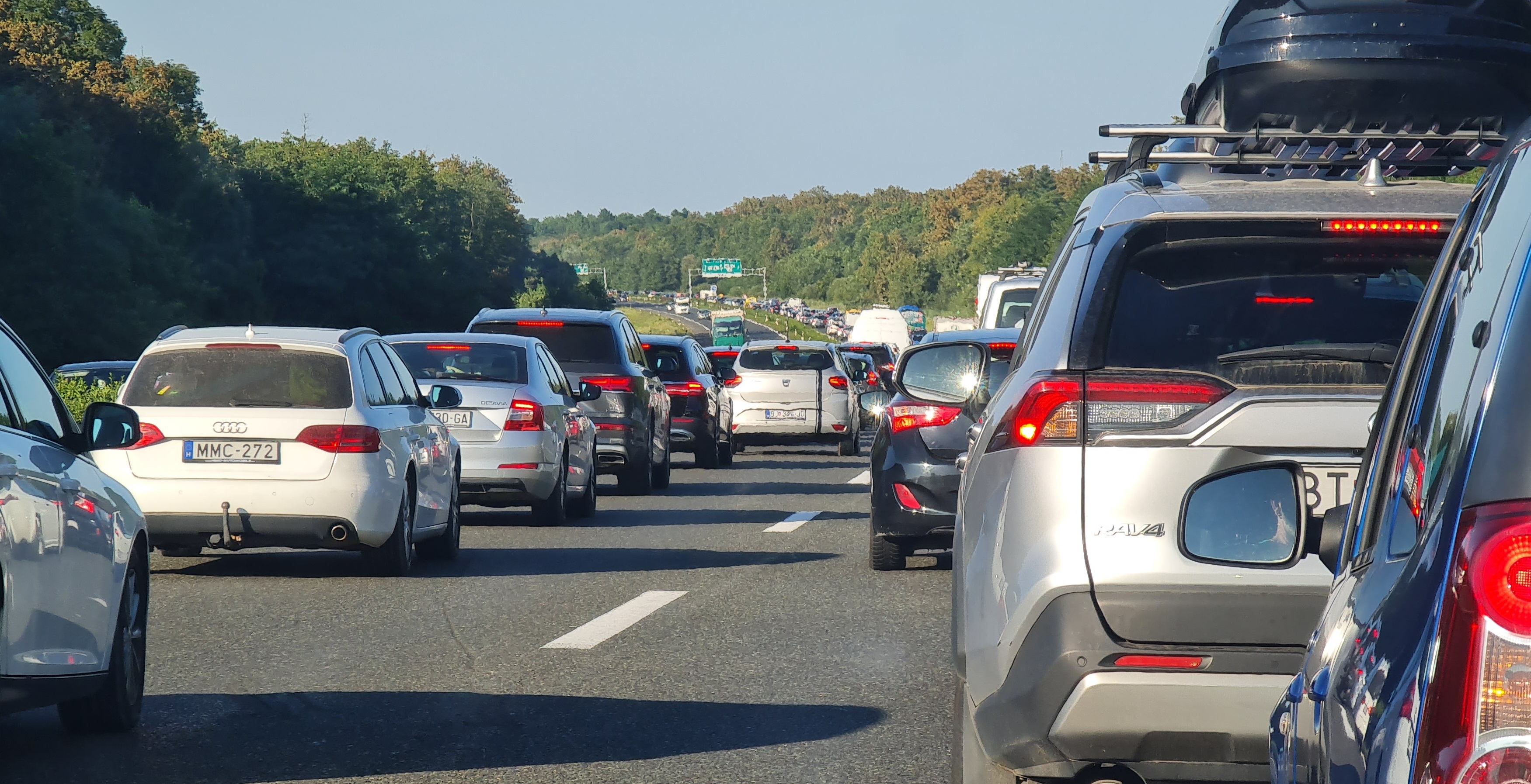 E. Stríž. V prípade dopravnej kolóny na diaľnici nie je rýchlejšie prechádzanie v pravých pruhoch považované za predchádzanie. Nezabúdajte, že pri zápche na diaľnici musíte vytvárať záchranársku uličku medzi ľavým  a stredným jazdným pruhom