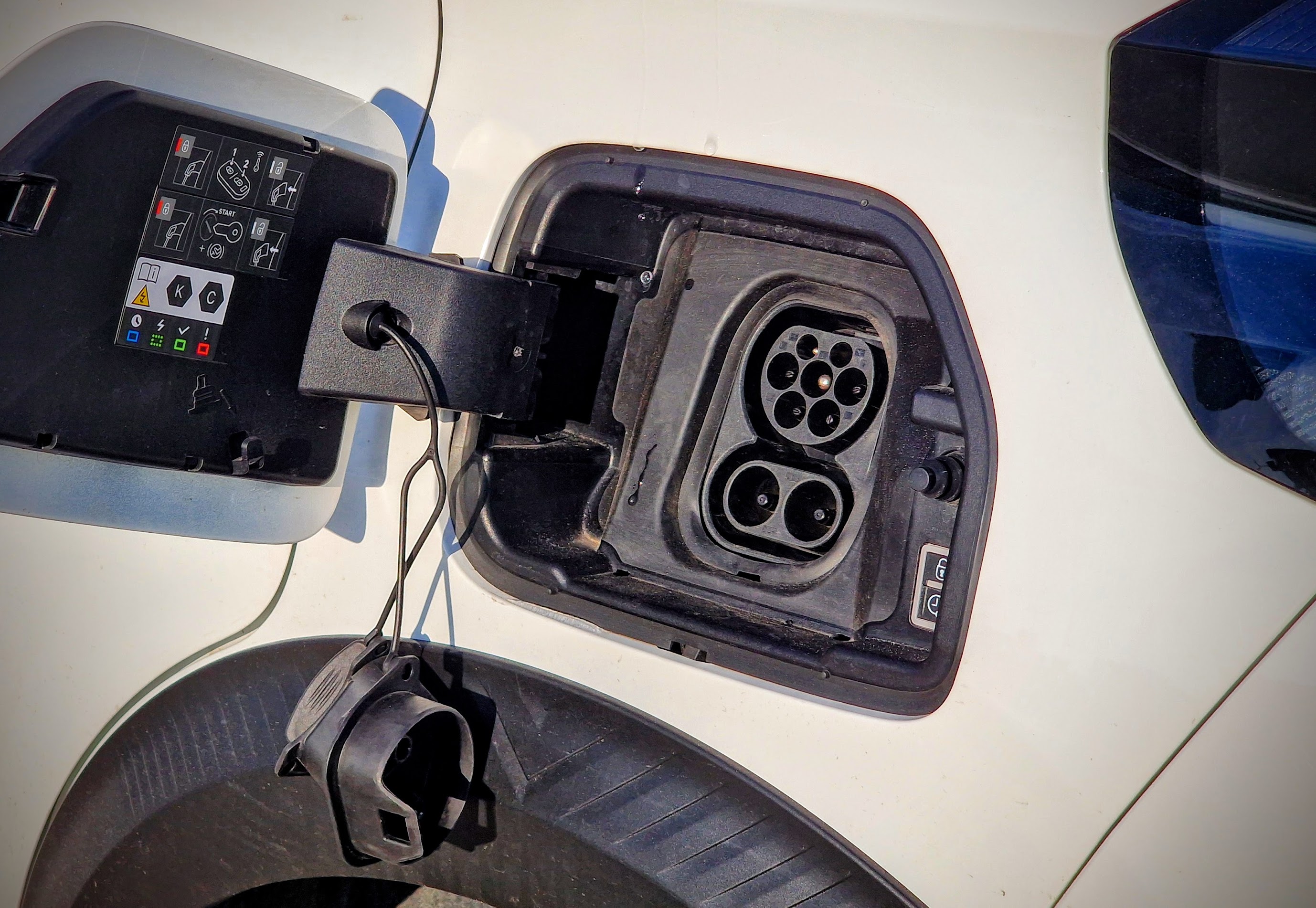 AUTOBAZAR.EU. Stellantis sa vybral cestou popularizácie elektromobily prostredníctvom cenovo dostupných modelov, čo je strategicky racionálny krok. Lenže, upadajúca alebo celkom chýbajúca podpora elektromobily v krajinách EÚ priamo znižuje dopyt po týchto vozidlách, ktoré sú v porovnaní s benzínovými podstatne drahšie.