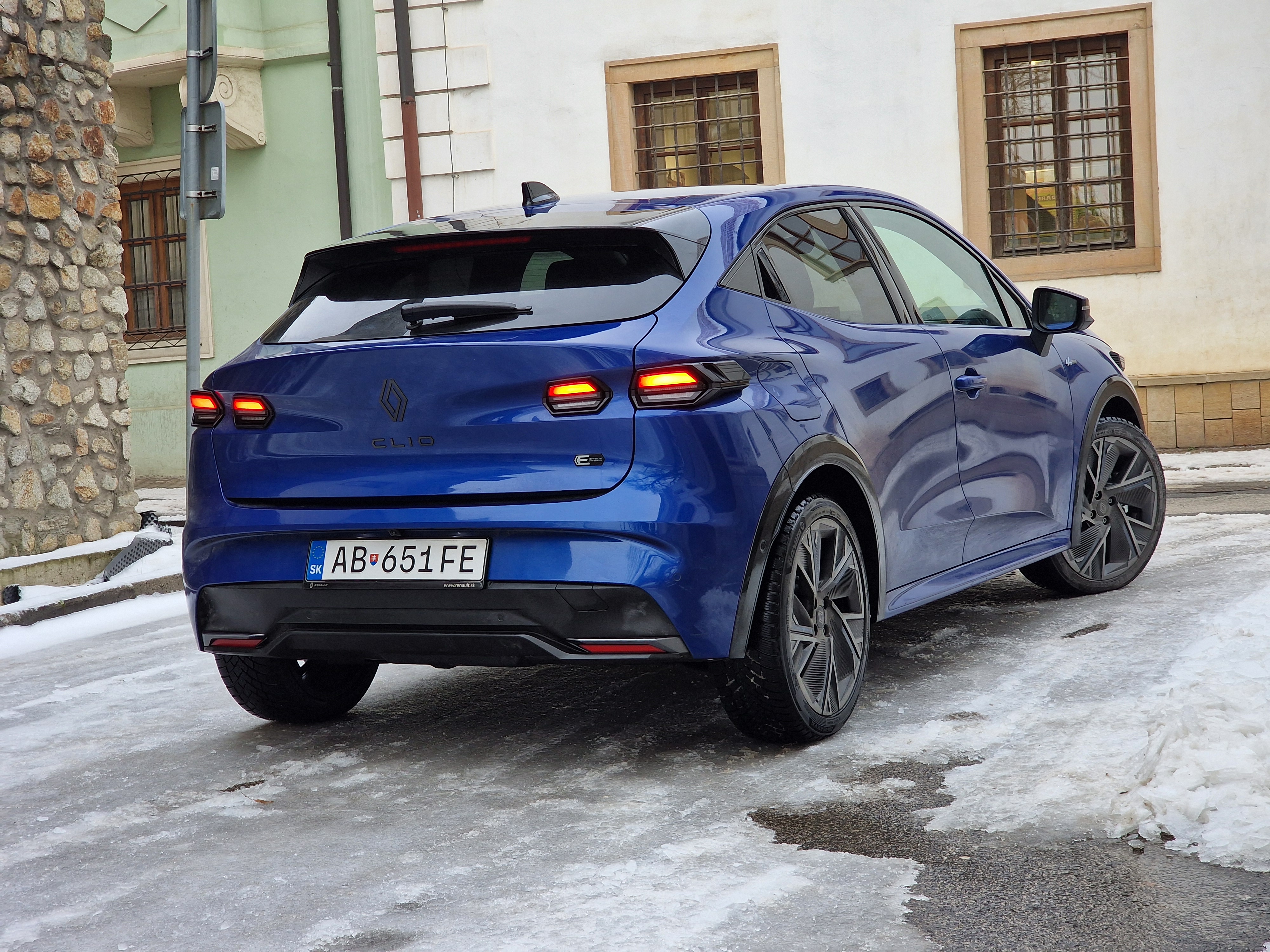 Redakcia Autobazar.EU. Clio sa spredu aj zozadu výraznejšie zmenilo, spoločne s dizajnom aj narástlo v každom ohľade - vrátane rázvoru a rozchodu kolies