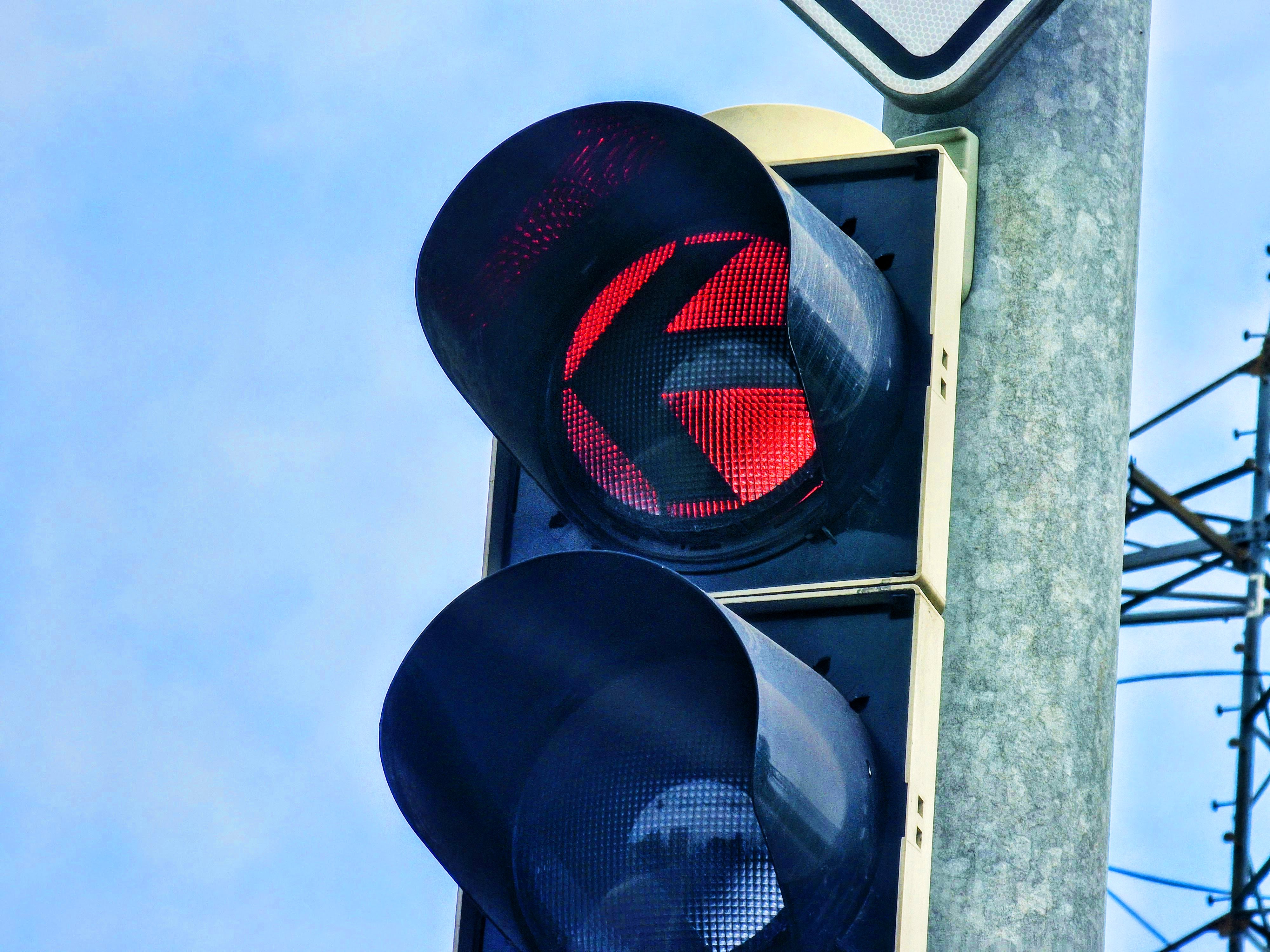 Redakcia Autobazar.EU. To, že sa červená rozsvietila až po vašom vjazde do križovatky, nie je dôvod, aby ste sa vyhli blokovej pokute, ak vás pri tomto manévri prichytí policajná hliadka alebo zachytí kamera. 