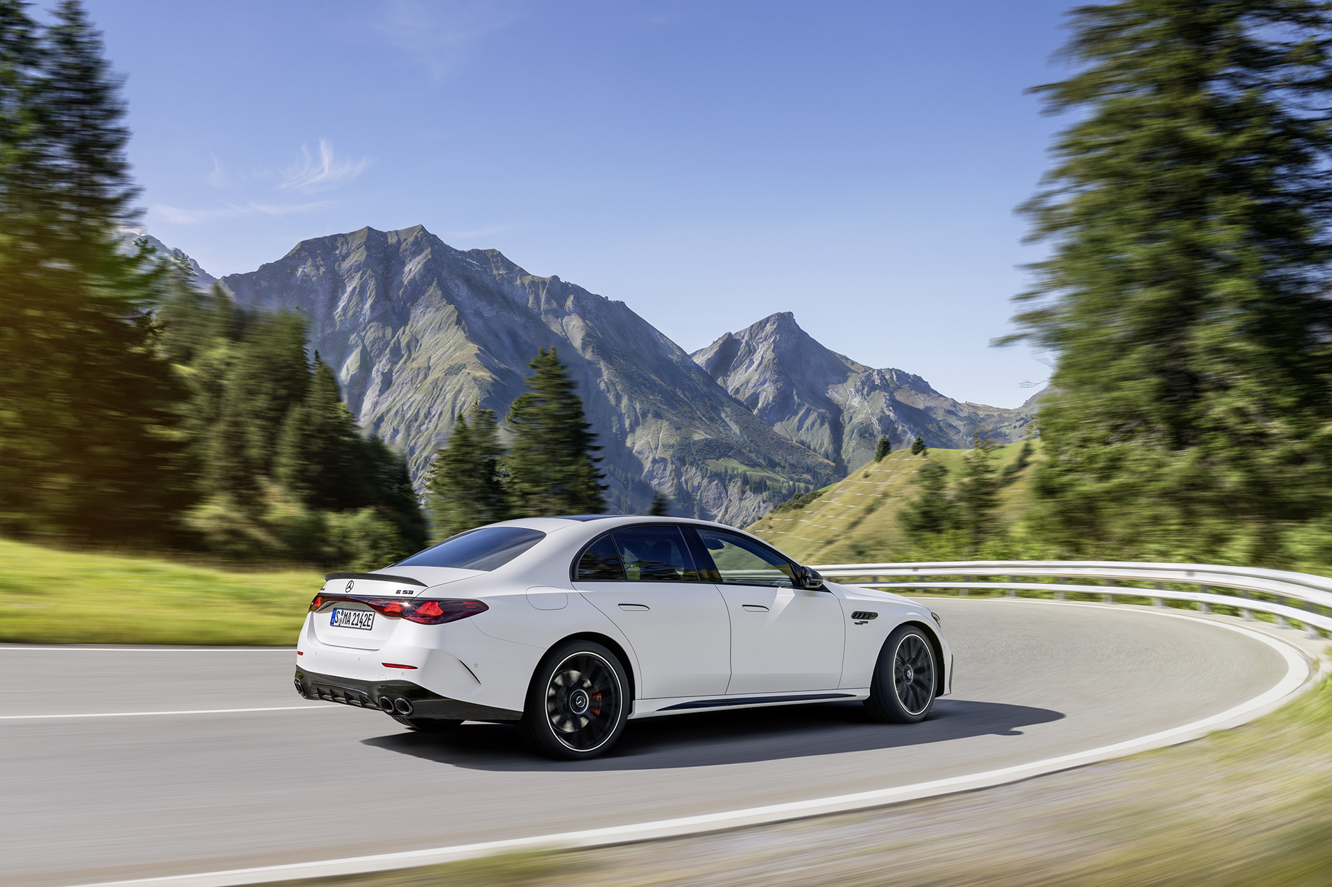 Mercedes-AMG E53 dorovná výkonom minulé E63