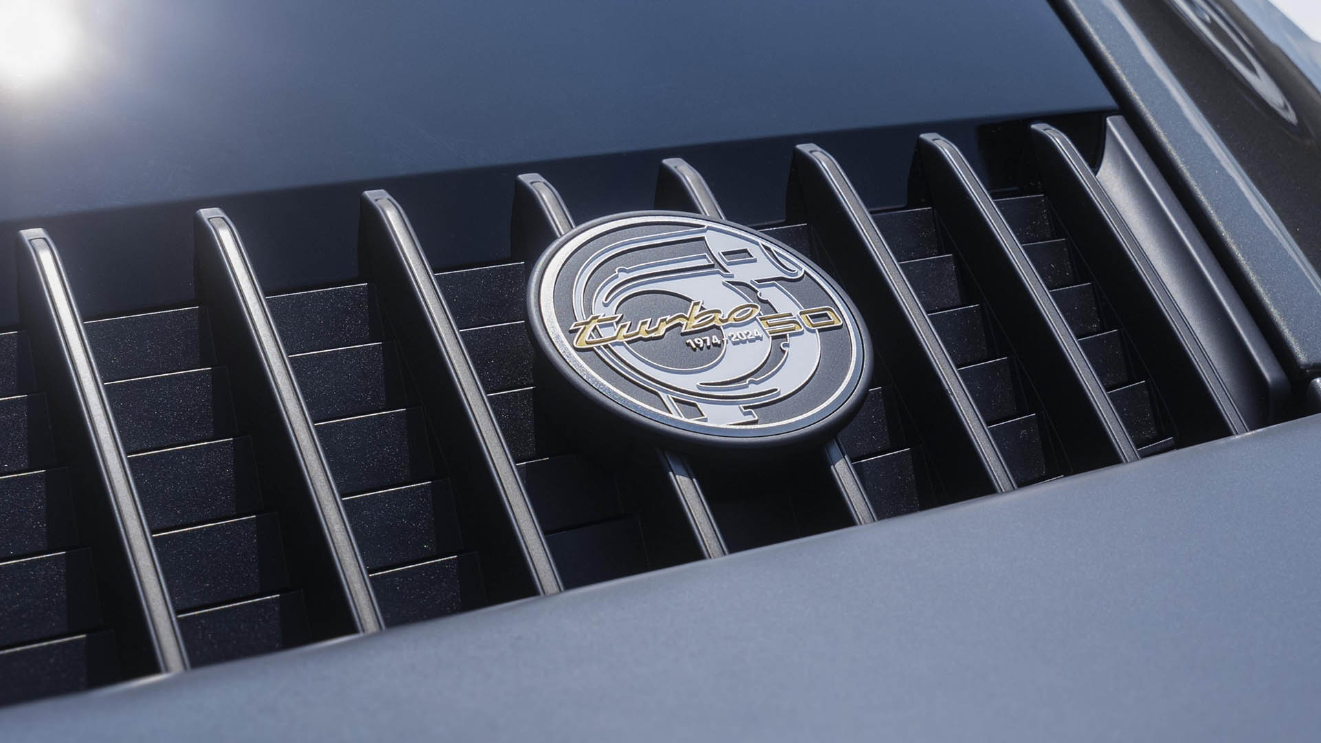 Toto Porsche 911 Turbo oslavuje 50 rokov verzie látkou z Golfu GTI