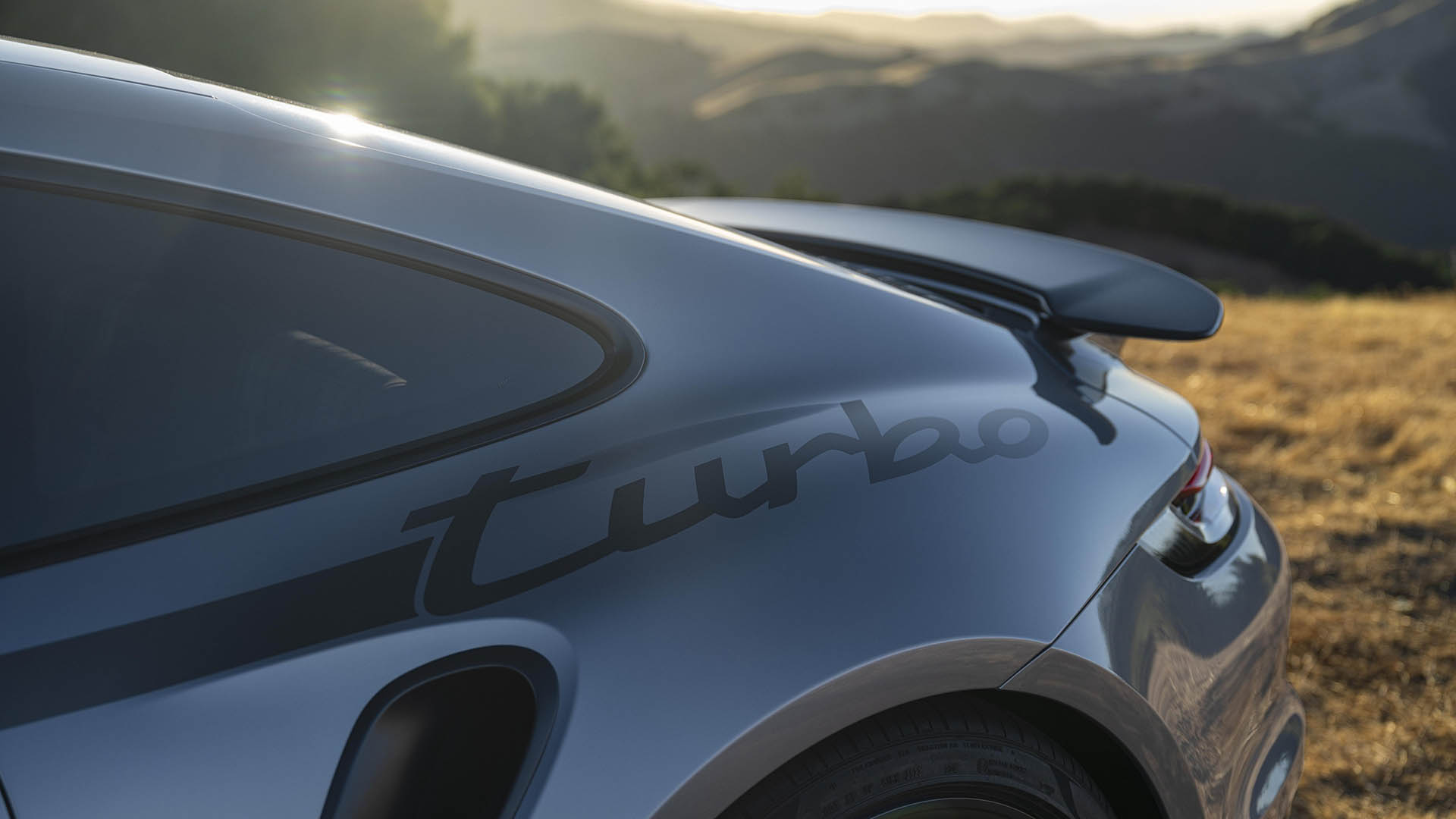 Toto Porsche 911 Turbo oslavuje 50 rokov verzie látkou z Golfu GTI