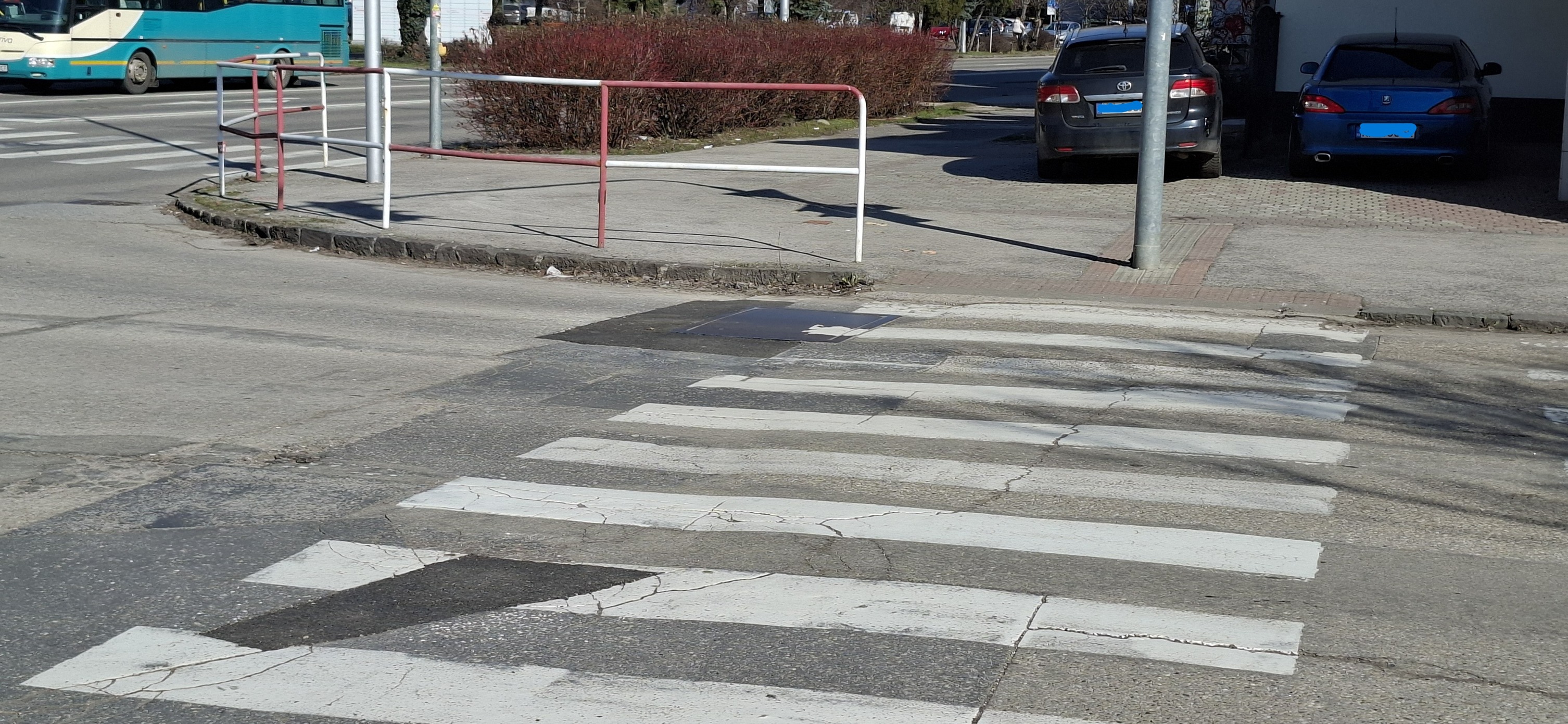 Mesto Komárno. Nemožno hovoriť o plnohodnotnej oprave ciest, ale každá oprava výtlku sa počíta. Každý z nich má potenciál poškodiť desiatky až stovky vozidiel.