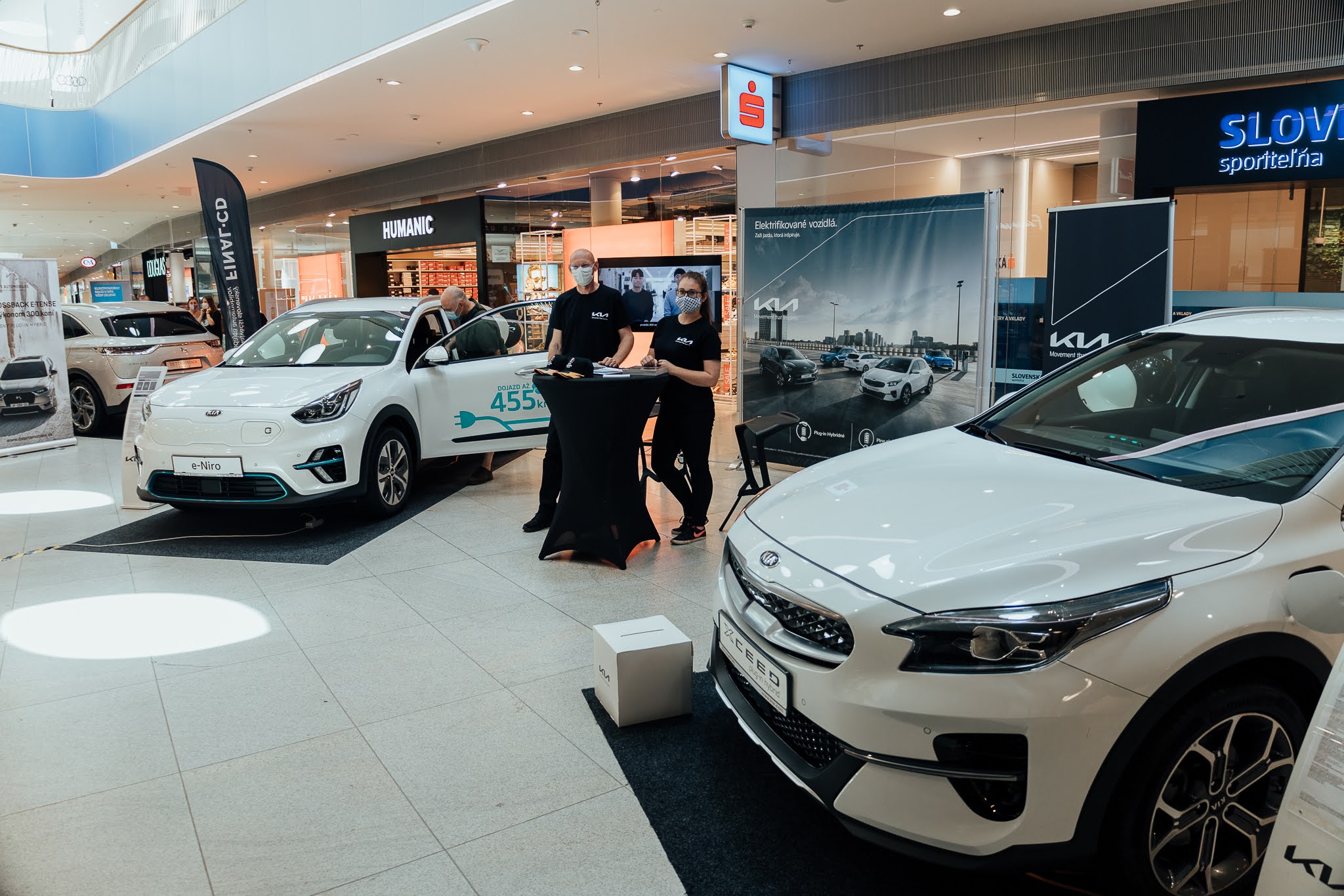 Salón elektromobilov 2021 potvrdil stále zvyšujúci sa záujem o elektromobilitu, návštevníci spravili viac ako 600 jázd