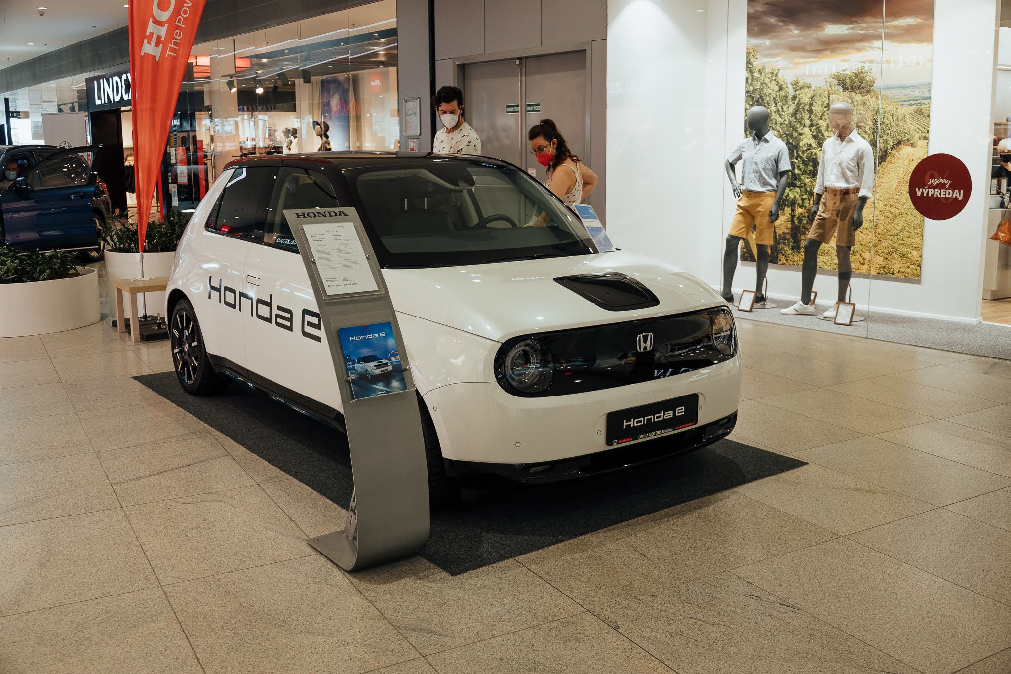 Salón elektromobilov 2021 potvrdil stále zvyšujúci sa záujem o elektromobilitu, návštevníci spravili viac ako 600 jázd