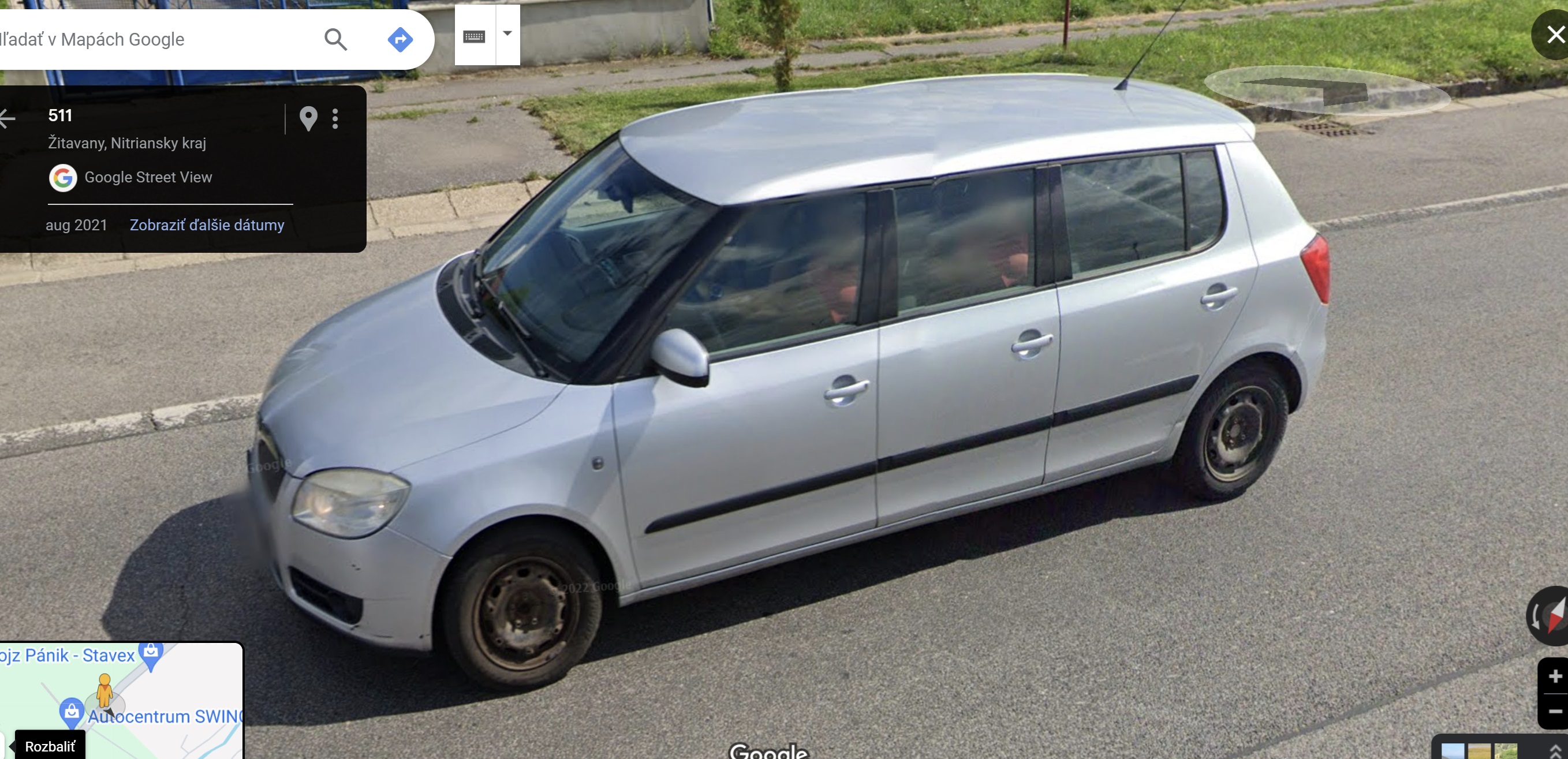Kuriózne autá sú často príjemným spestrením výstav a veľtrhov. Z času na čas sa nejaký skvost objaví v premávke. Takým prípadom je 7-dverová Fabia zachytená na Google mapách v Žitavanoch.