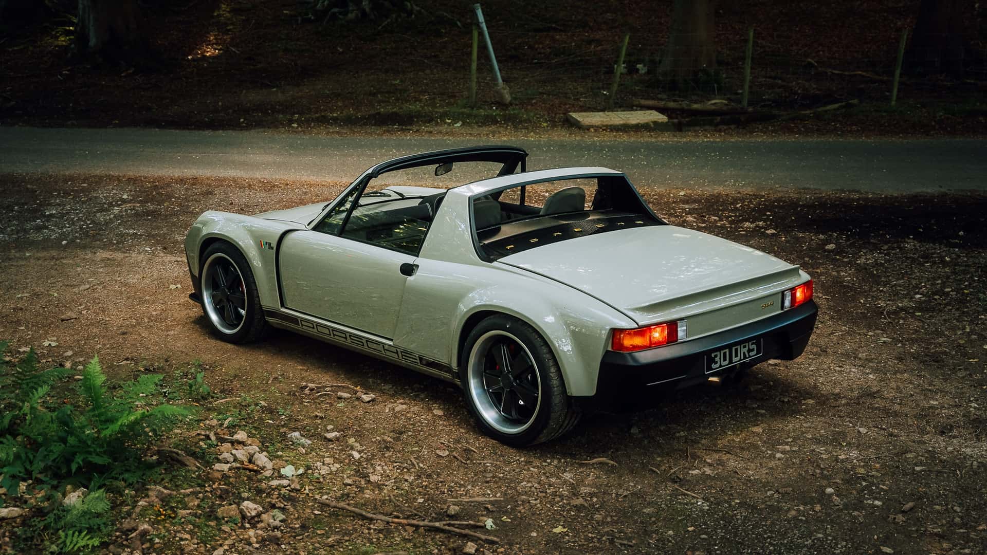 Nádherný restomod Porsche 914 má pár paralel s Caymanom