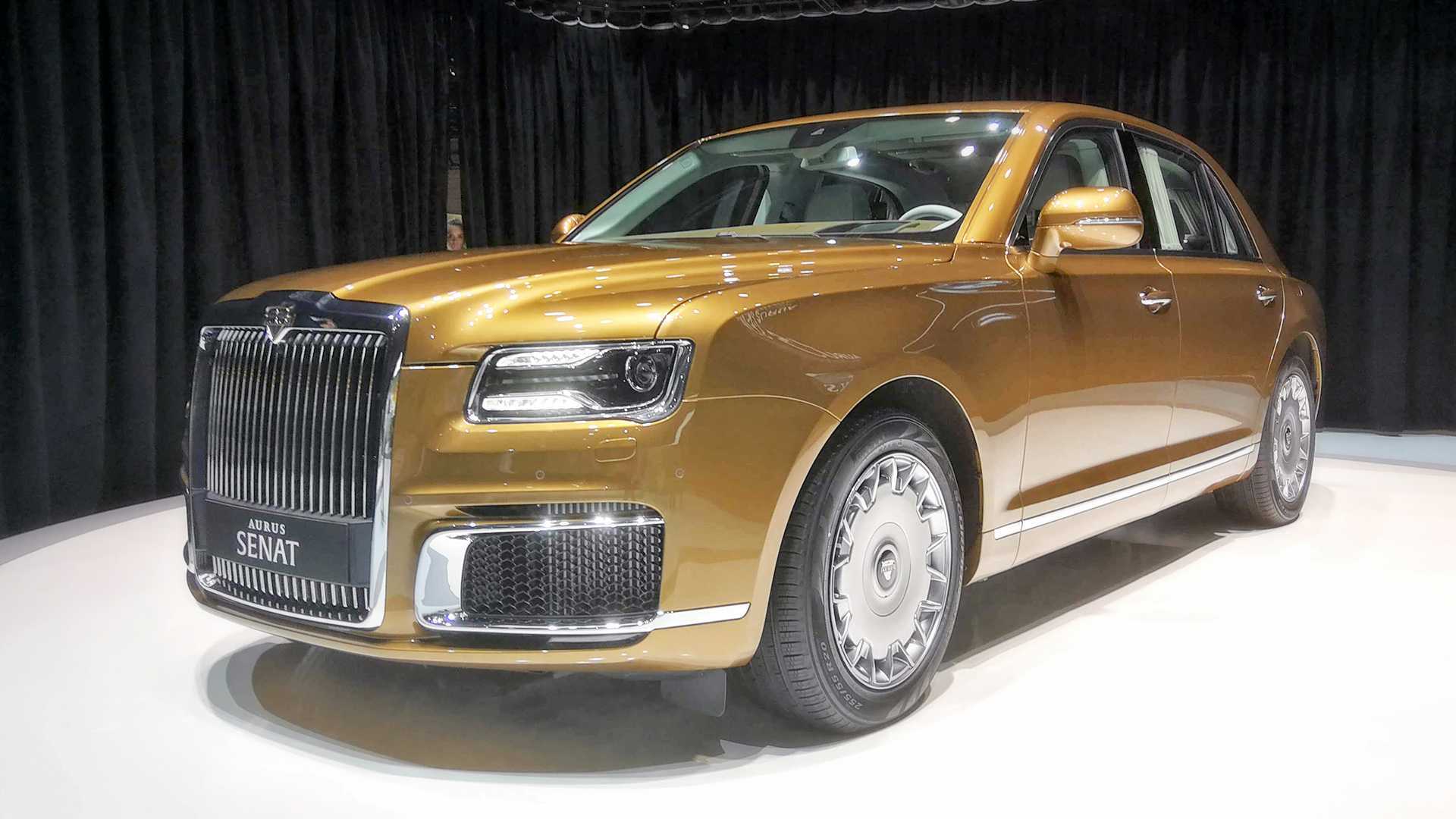 Ľudia trpia, on žije luxus. Iba koberčeky v Putinovej limuzíne vyšli na 8700€, upozornil ruský denník