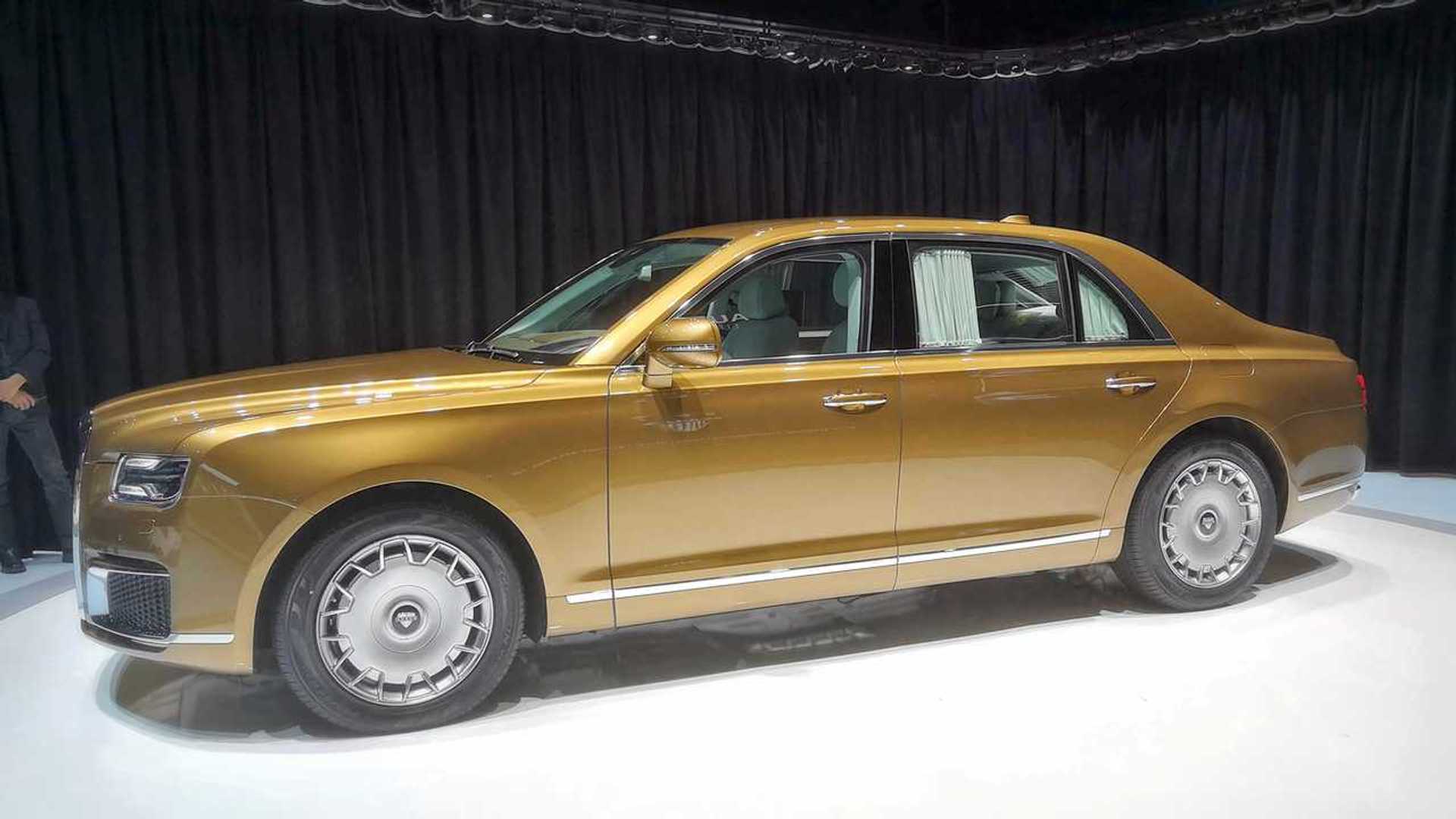 Ľudia trpia, on žije luxus. Iba koberčeky v Putinovej limuzíne vyšli na 8700€, upozornil ruský denník