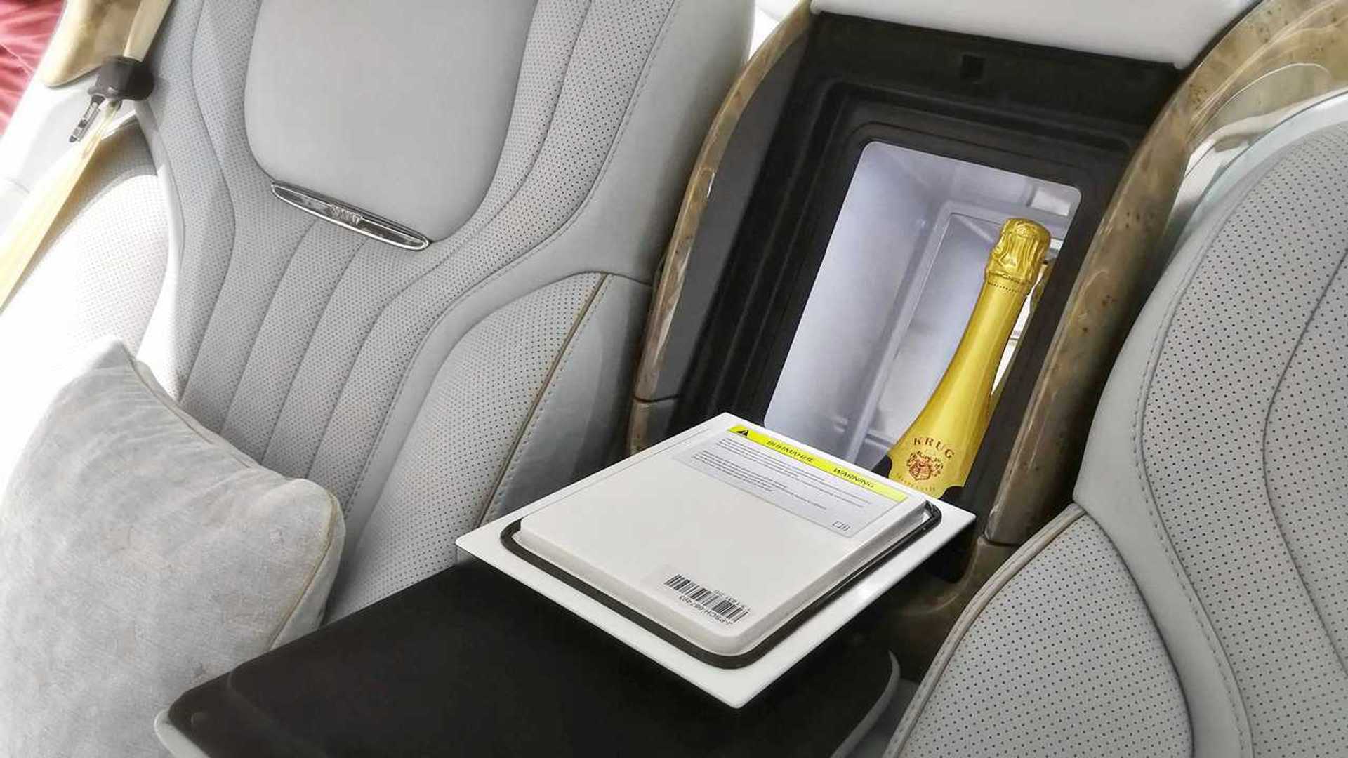 Ľudia trpia, on žije luxus. Iba koberčeky v Putinovej limuzíne vyšli na 8700€, upozornil ruský denník