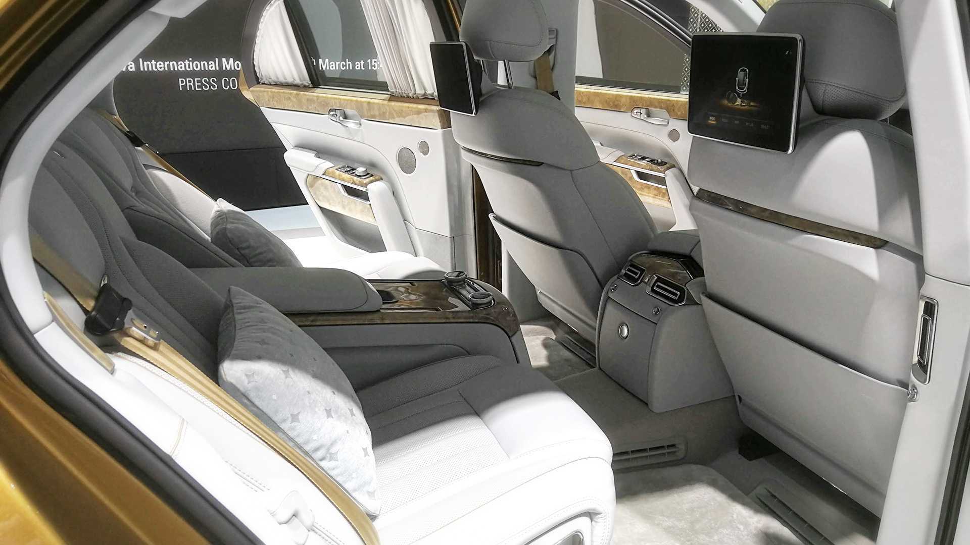 Ľudia trpia, on žije luxus. Iba koberčeky v Putinovej limuzíne vyšli na 8700€, upozornil ruský denník