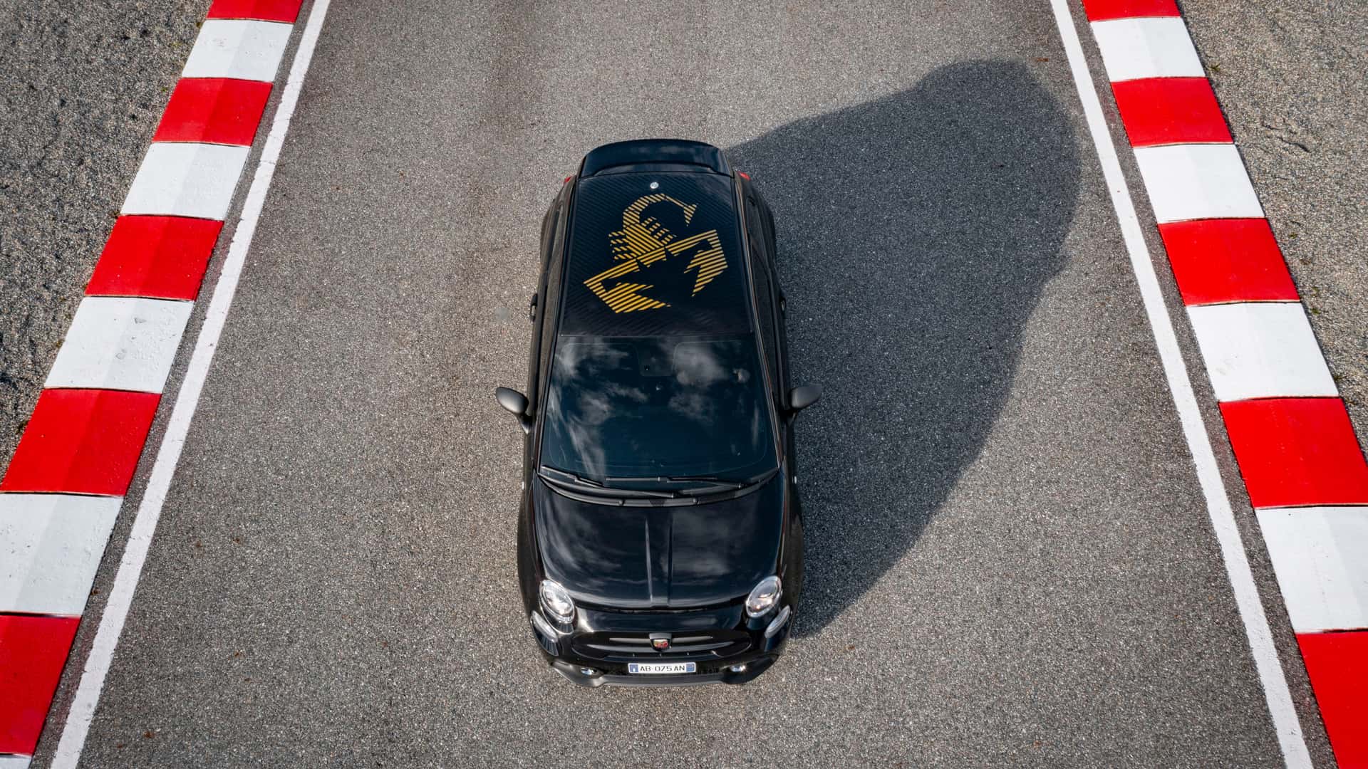 Abarth 695 75° Anniversario pripomína výročie automobilky