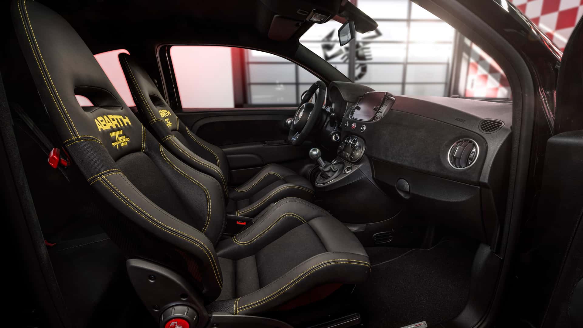 Abarth 695 75° Anniversario pripomína výročie automobilky