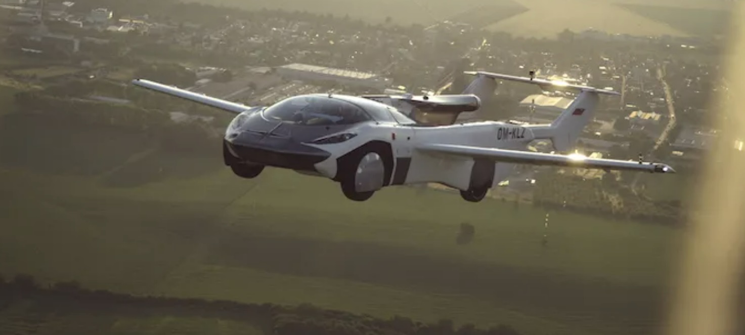 Slovenský aeromobil je na pomery Dubaja bežným dopravným prostriedkom. 