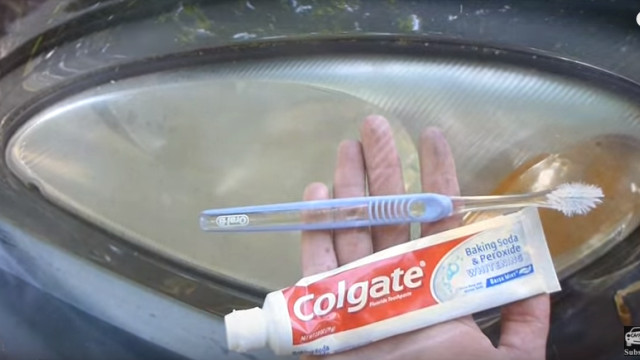 Vyčistite svetlá auta jednoducho pomocou zubnej pasty/sódy bikarbóny. 