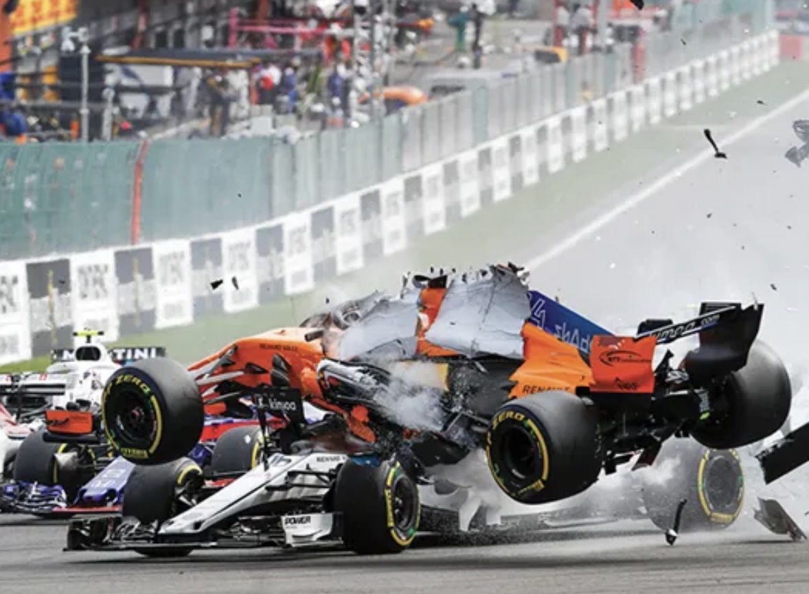 Alonsova vážna nehoda pri pretekoch - Od úvodného nárazu do bariéry po zastavenie prešlo niekoľko sekúnd. O krátku chvíľu už Alonso stál vedľa monopostu bez vážnejších zranení. Nasledovalo objatie s Gutiérrezom a pozdravenie fanúšikov. Za posledných 20 rokov sa bezpečnosť v F1 zvýšila až neuveriteľne. McLaren Fernanda Alonsa pristál na kokpite Sauberu Charlesa Leclerca počas prvej zákruty na Veľkej cene Belgicka v roku 2018.