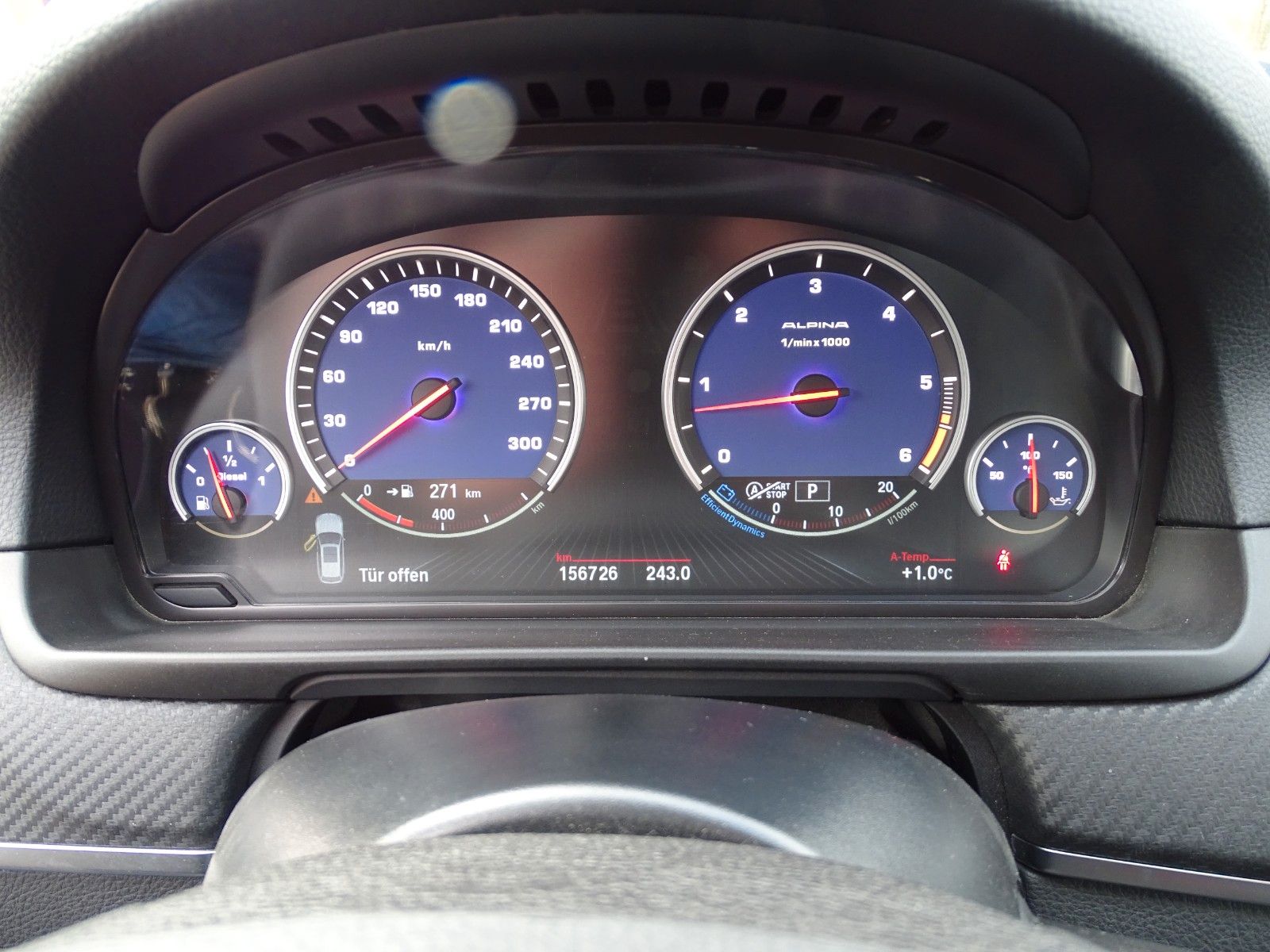 To, že sedíte v Alpine, prezradí klasický modrý tachometer štandardne ciachovaný do 300 km/h. 