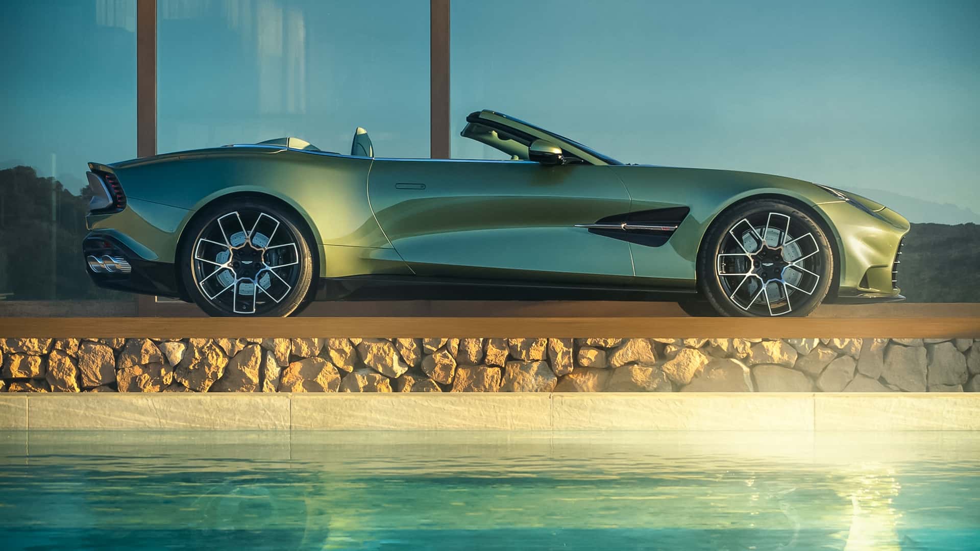 Aston Martin Vanquish Volante.