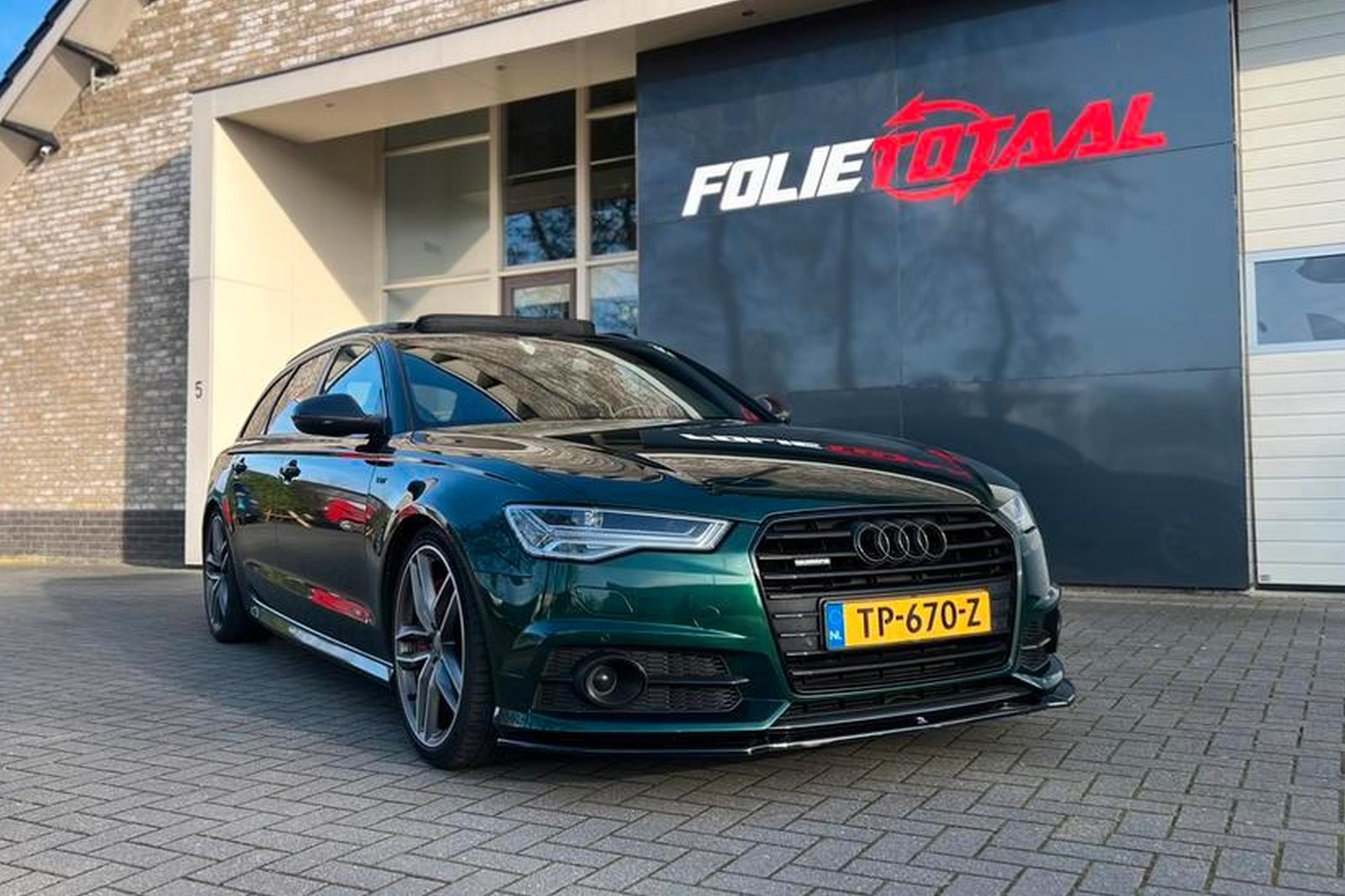 Kombi, 400 koní, 7 miest, spotreba 6 litrov za cenu Octavie Combi?