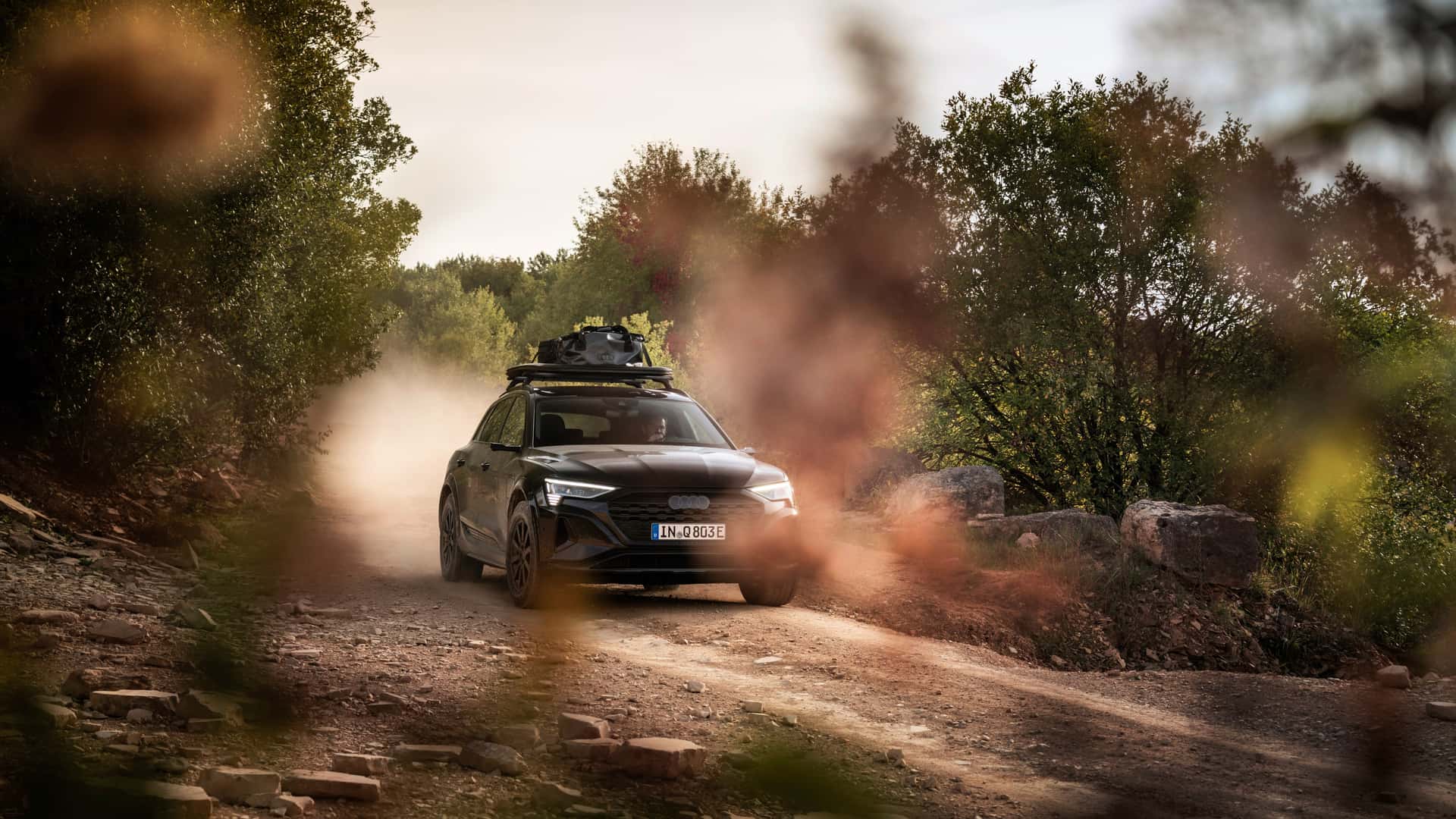 Audi Q8 e-tron v edícii Dakar prejde aj cez terén a má dobrodružné zameranie