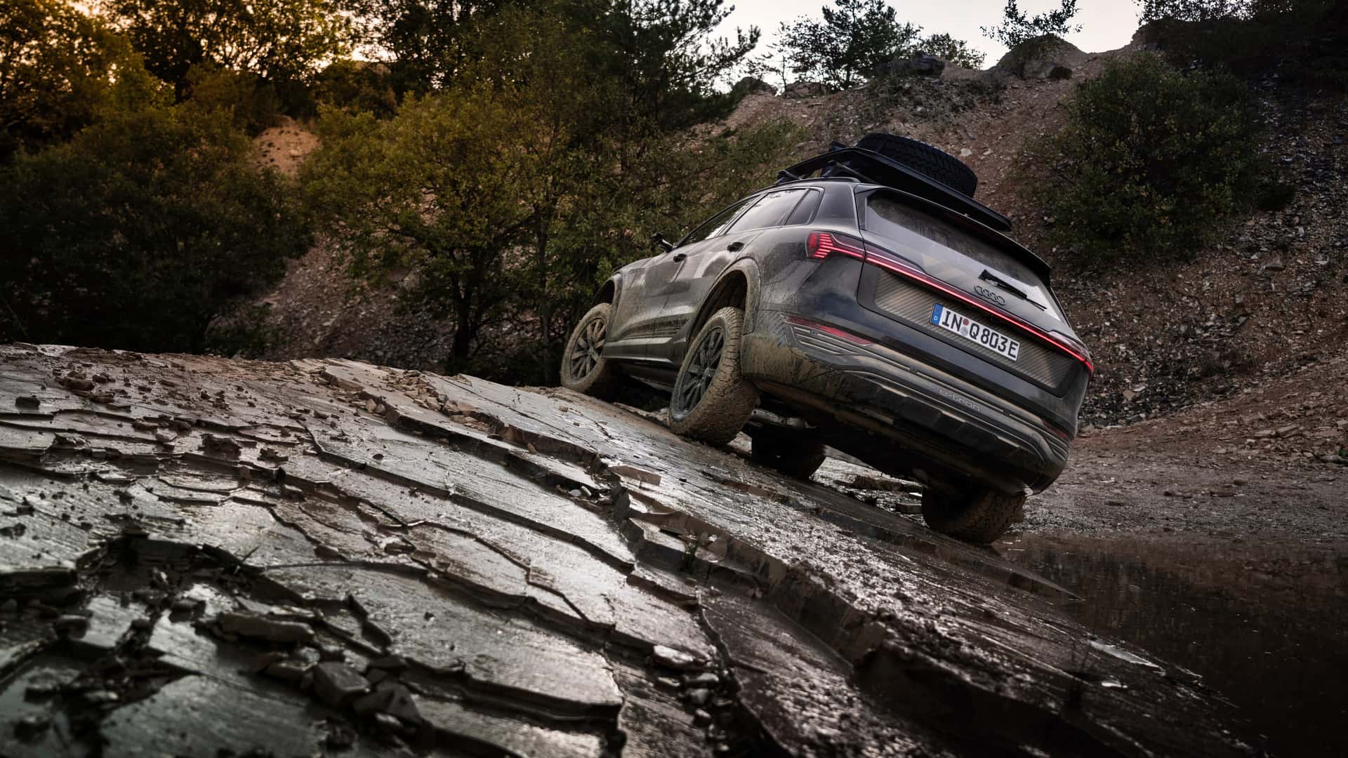 Audi Q8 e-tron v edícii Dakar prejde aj cez terén a má dobrodružné zameranie