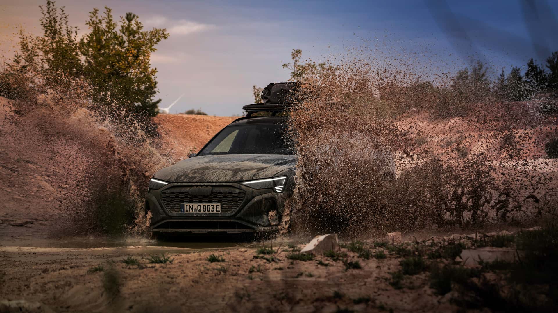 Audi Q8 e-tron v edícii Dakar prejde aj cez terén a má dobrodružné zameranie