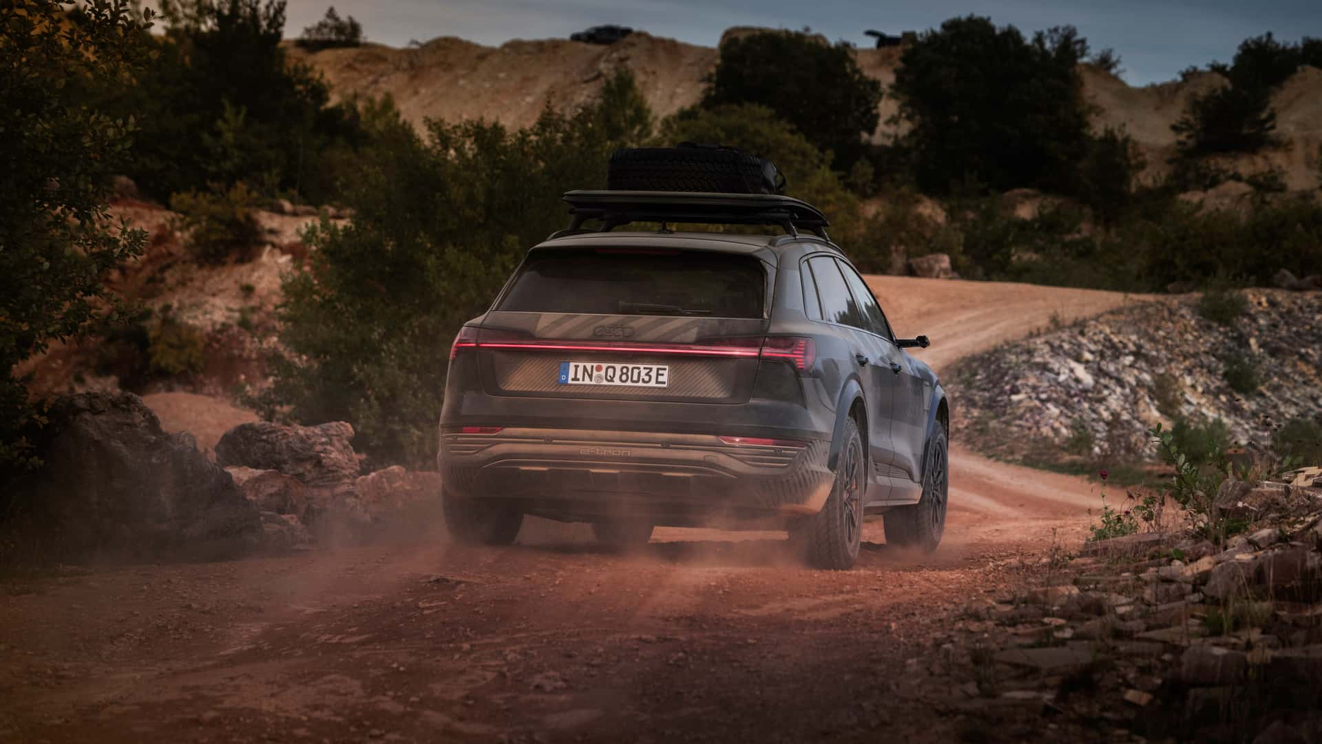 Audi Q8 e-tron v edícii Dakar prejde aj cez terén a má dobrodružné zameranie