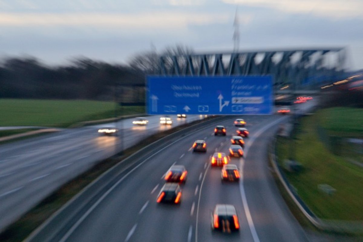 Obmedzovač rýchlosti bude povinný: Spomalí na základe GPS a značiek!