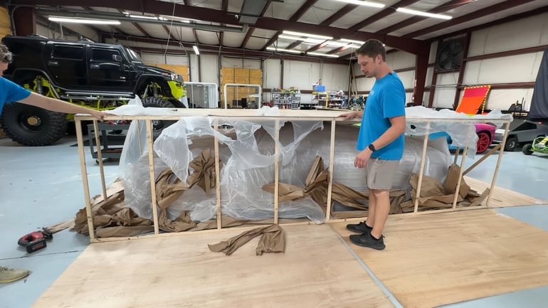 Kúpil auto cez internet za 30-tisíc, po odstránení ochrannej fólie zistil, že mu priviezli reklamnú maketu