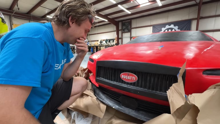 Kúpil auto cez internet za 30-tisíc, po odstránení ochrannej fólie zistil, že mu priviezli reklamnú maketu