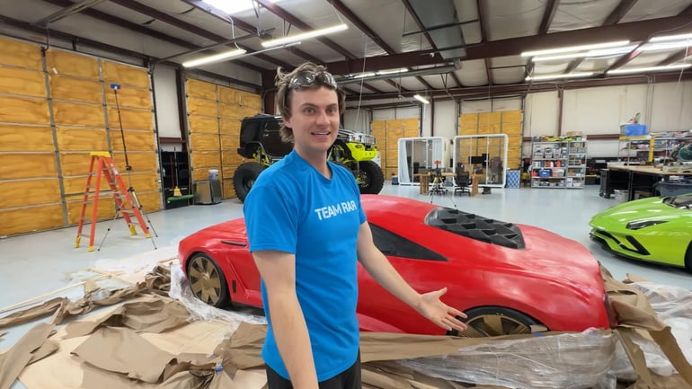 Kúpil auto cez internet za 30-tisíc, po odstránení ochrannej fólie zistil, že mu priviezli reklamnú maketu