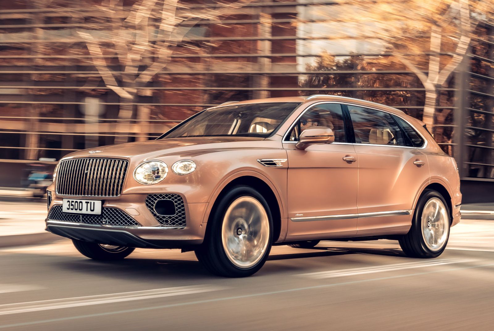 Bentley Bentayga sa zlodejom ukradnúť nepodarilo. 
