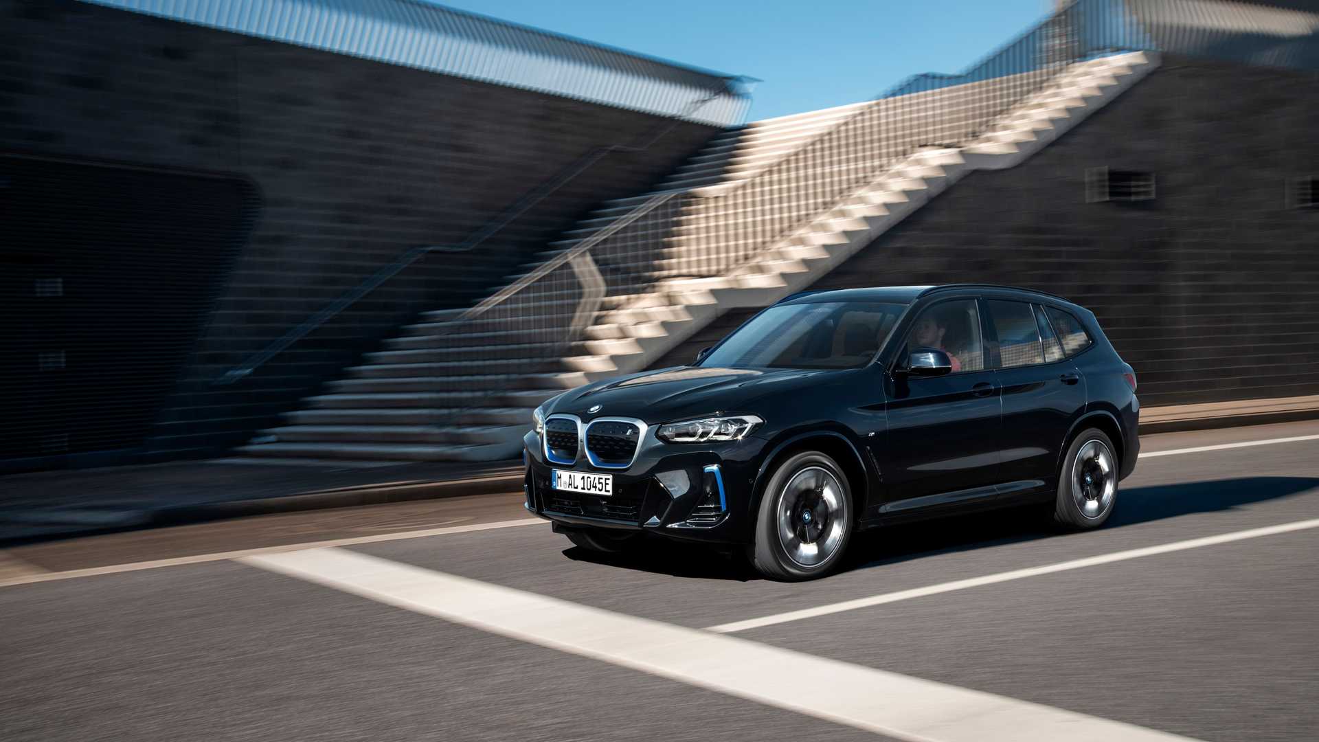 Väčšia maska chladiča a štandardne športový look, to je modernizované BMW iX3