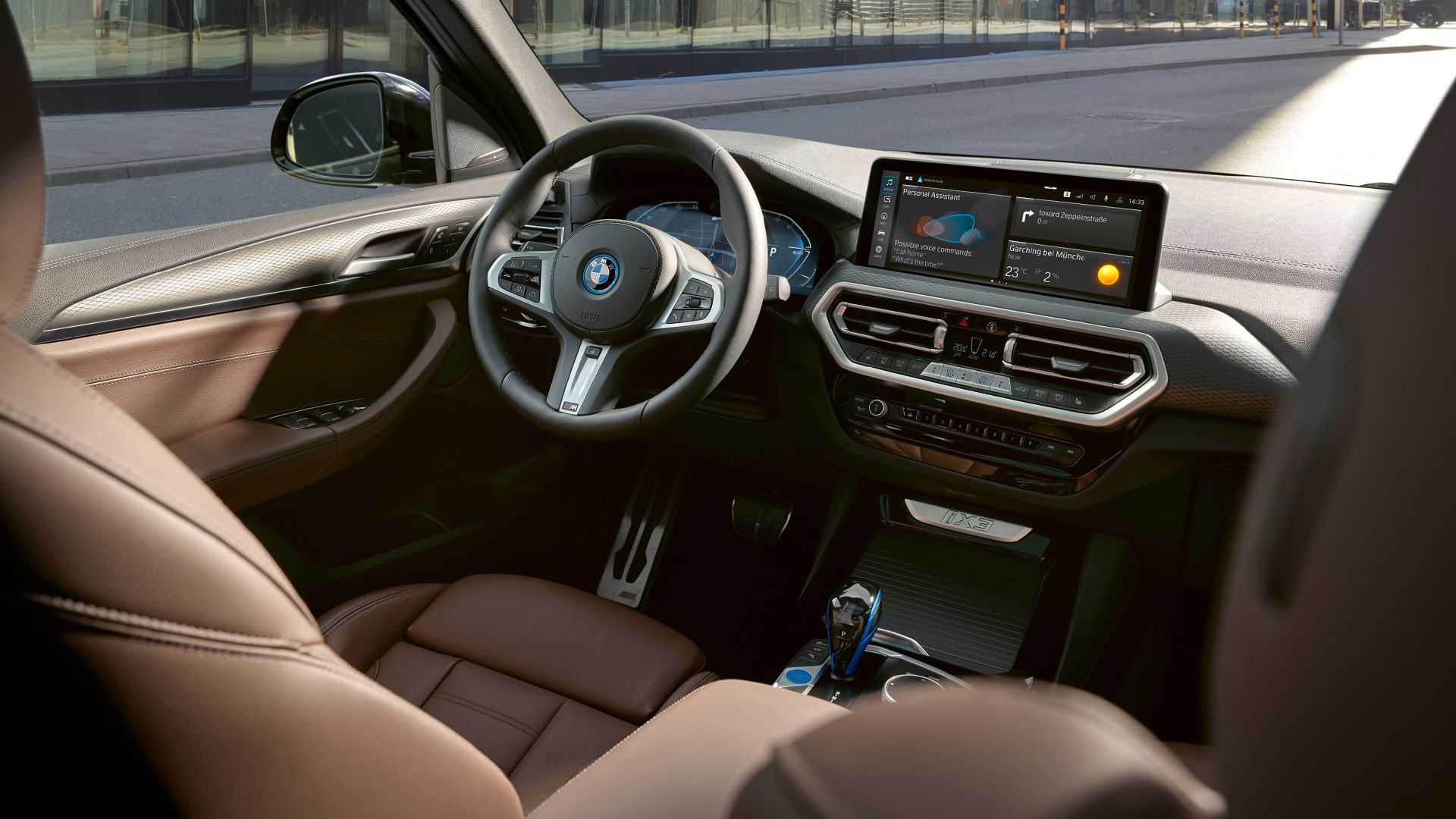 Väčšia maska chladiča a štandardne športový look, to je modernizované BMW iX3
