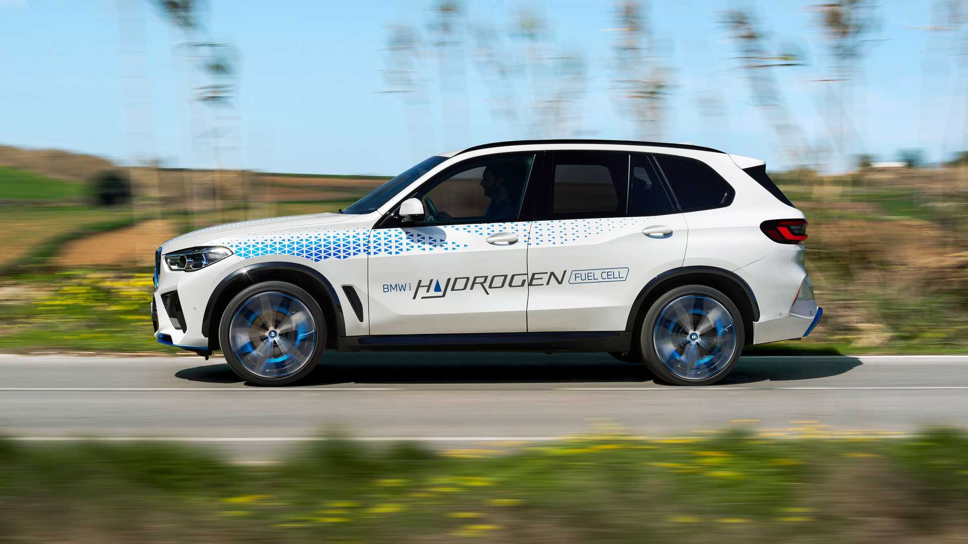 BMW sa vybralo na vodíkovú cestu s iX5 Hydrogen