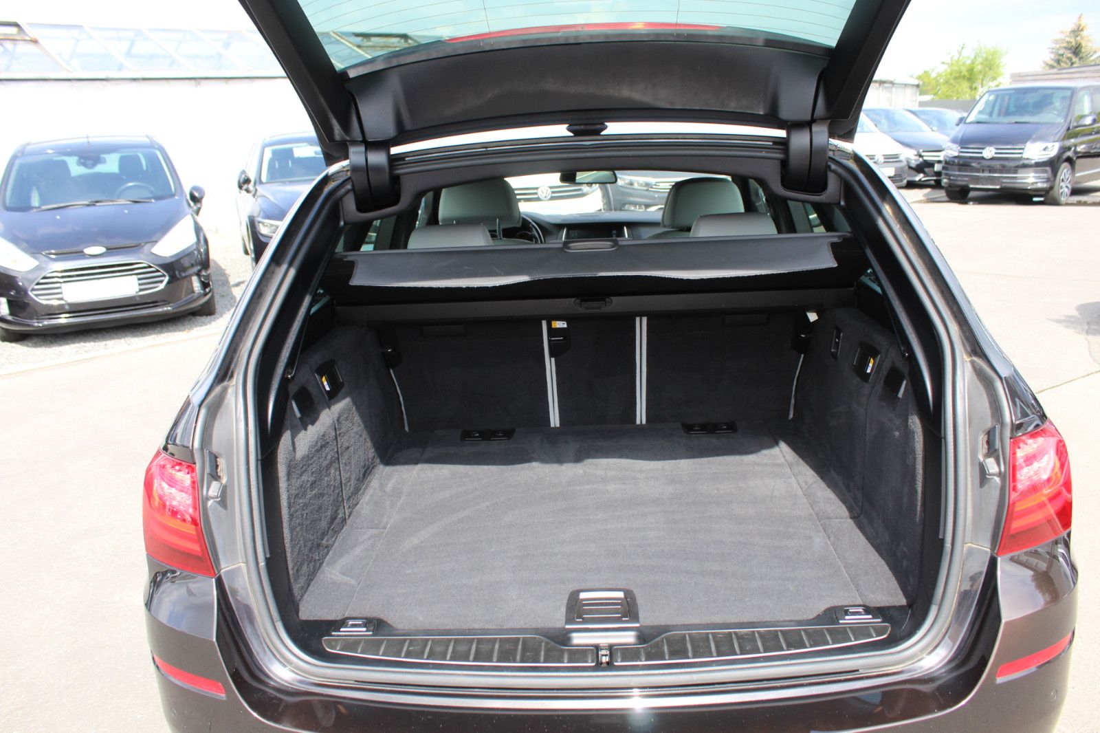 BMW M550d xDrive Touring. Svojho času najrýchlejší automobil typu combi na cestách. Dnes veľmi dobre hodnotené combi delo, ktoré dostane tých, ktorí milujú šialenú rýchlosť v praktickom tele! Za koľko? 