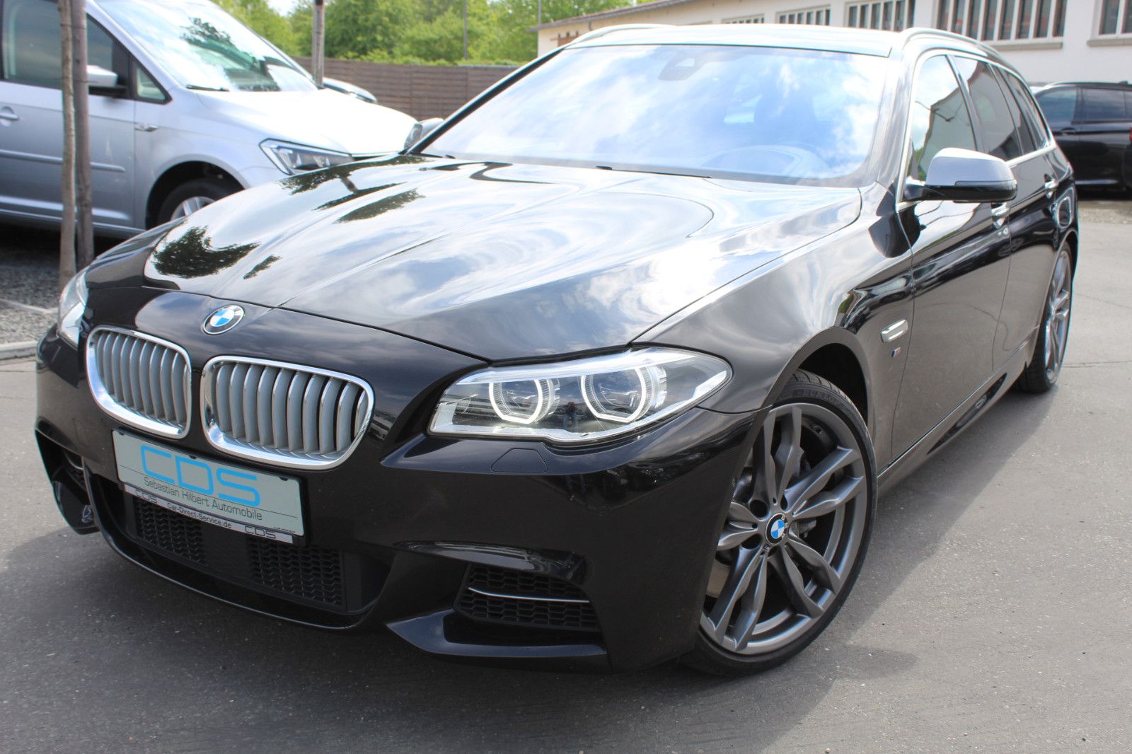 BMW M550d xDrive Touring. Svojho času najrýchlejší automobil typu combi na cestách. Dnes veľmi dobre hodnotené combi delo, ktoré dostane tých, ktorí milujú šialenú rýchlosť v praktickom tele! Za koľko? 