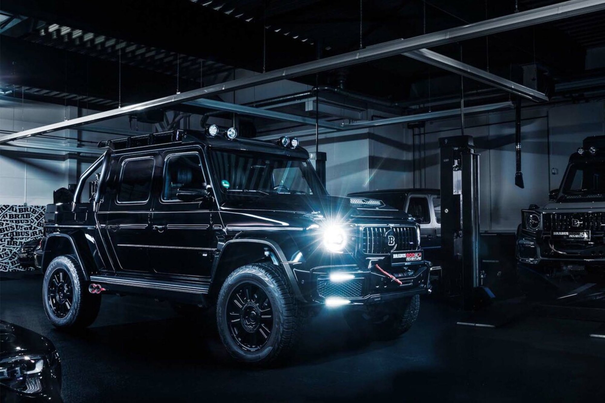 Brabus 800 Adventure XLP Superblack trhá betón! Portálové nápravy, výkon 800 koní. Predĺžené hyper delo postavené na základe Mercedesu-AMG G 63je tu. Čo ponúkne delo za vyše 700-tisíc eur? 