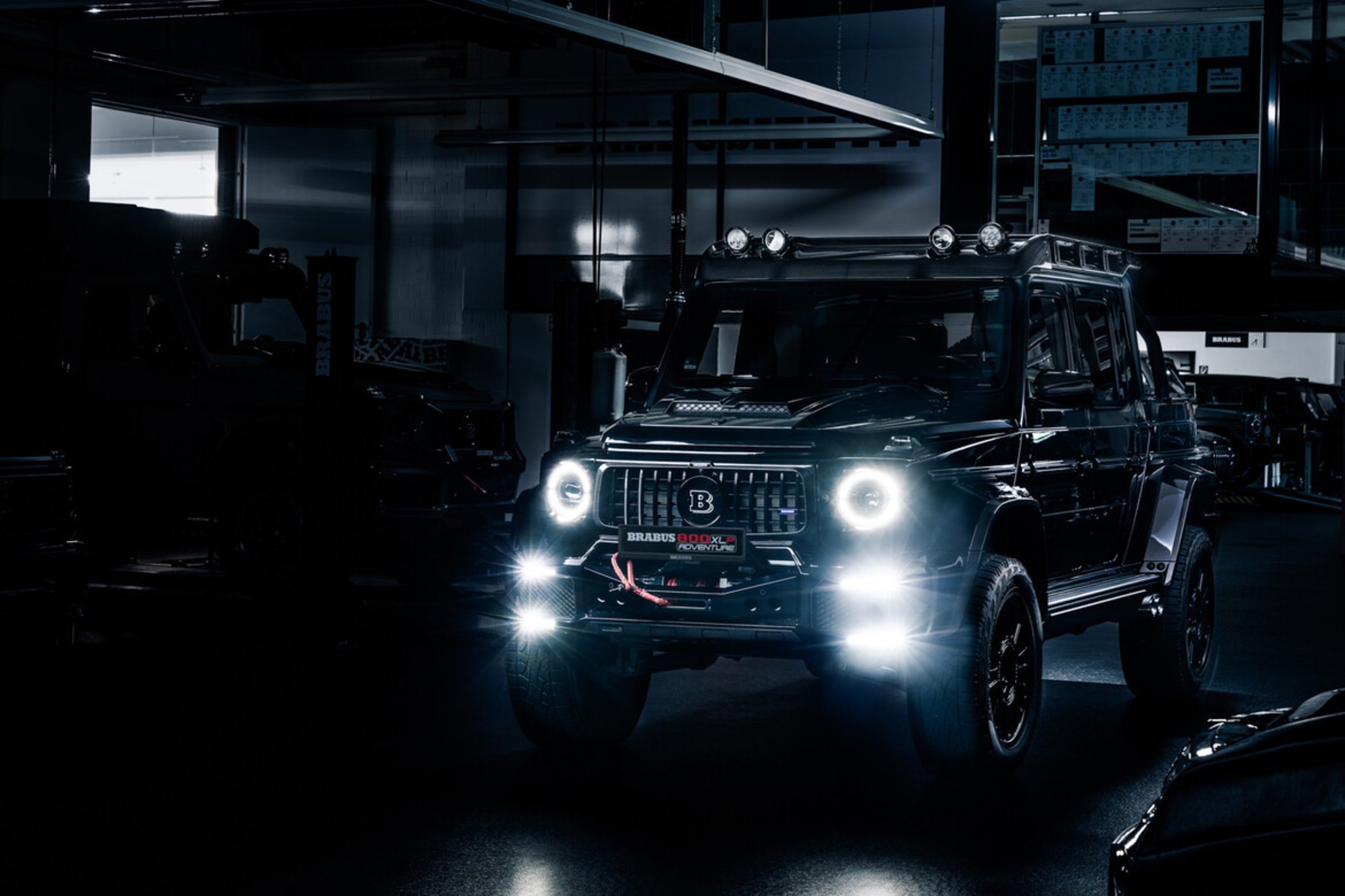 Brabus 800 Adventure XLP Superblack trhá betón! Portálové nápravy, výkon 800 koní. Predĺžené hyper delo postavené na základe Mercedesu-AMG G 63je tu. Čo ponúkne delo za vyše 700-tisíc eur? 