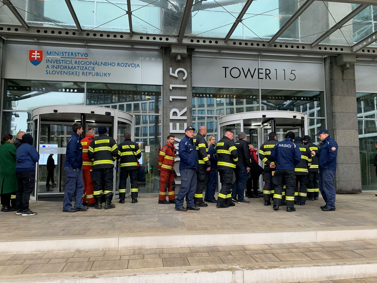 Bratislavskí hasiči absolvovali školenie na zvládanie požiarov batérii v elektromobiloch.