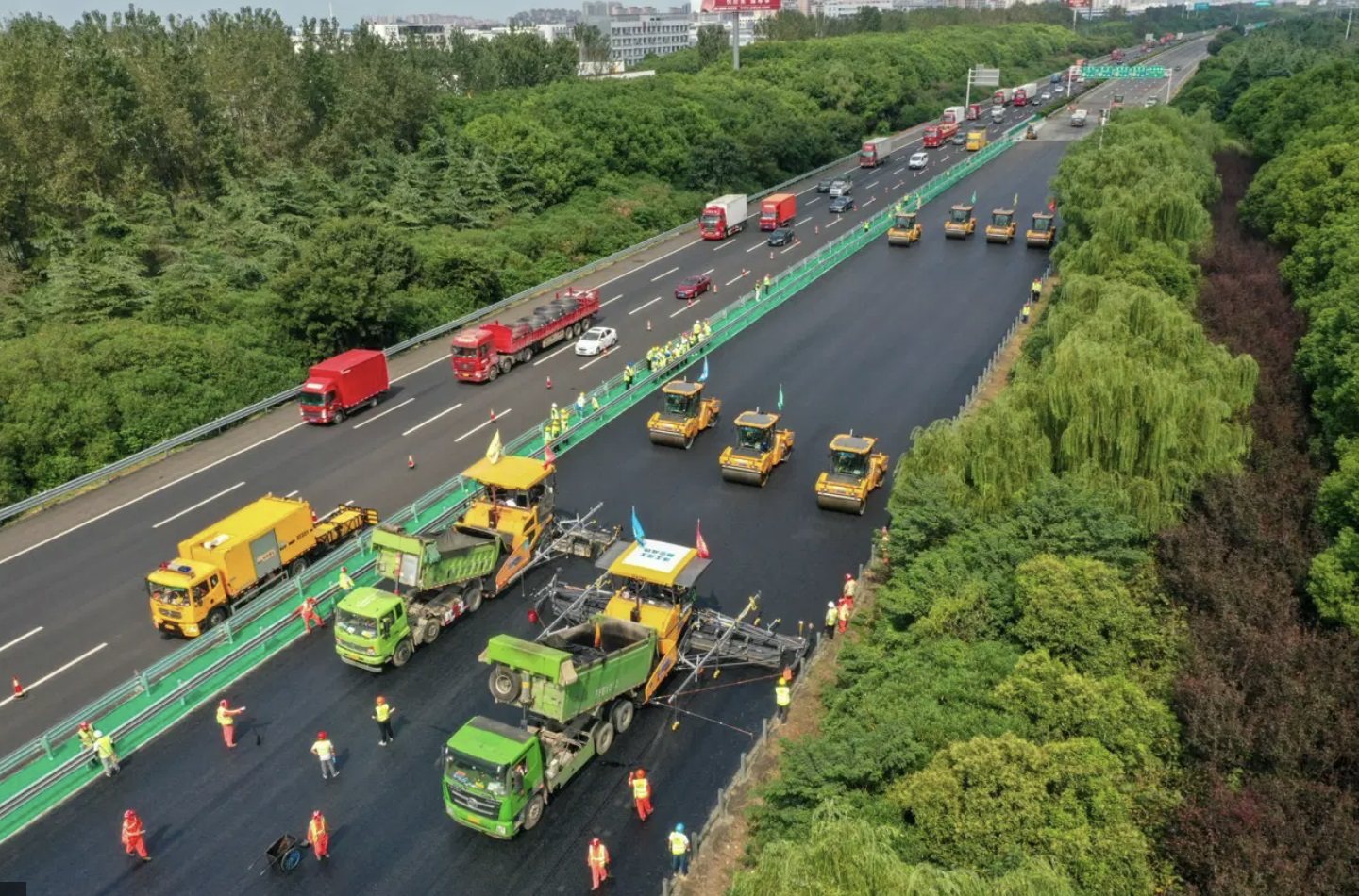 V dnešnom rýchlo sa meniacom svete sa umelá inteligencia (AI) stala revolučnou technológiou takmer vo všetkých odvetviach, vrátane cestného inžinierstva. Vďaka AI môžu cestné agentúry a inžinieri optimalizovať návrh, údržbu a bezpečnosť cestnej infraštruktúry, čím ju robia efektívnejšou a spoľahlivejšou. 