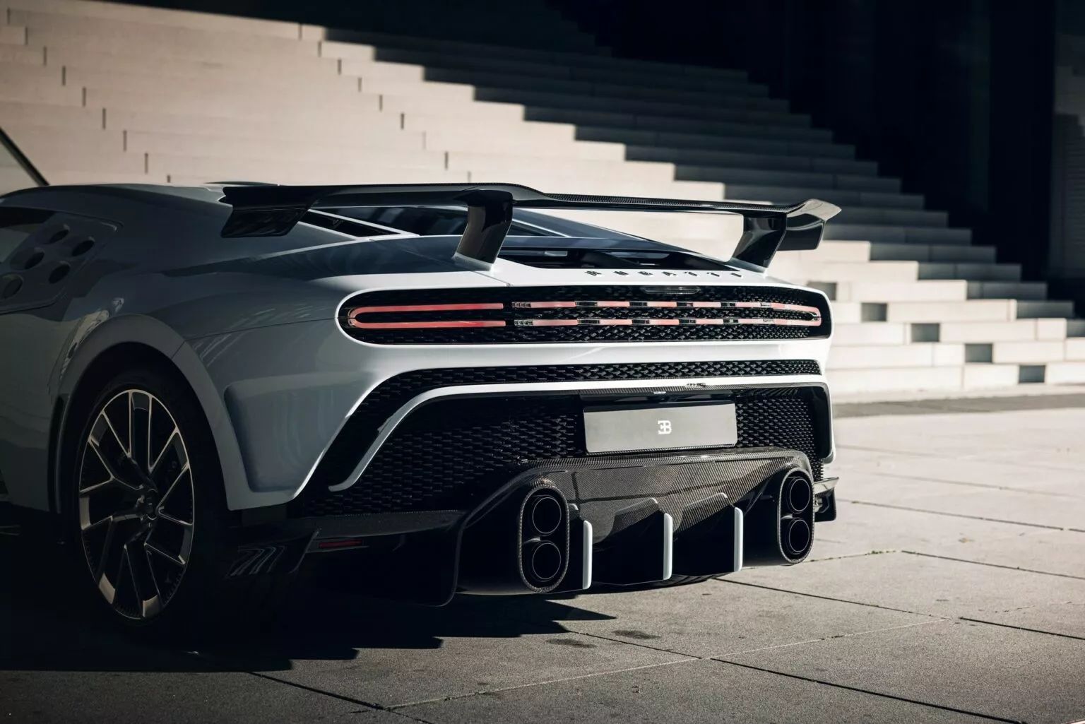 Zberateľ predal 1 z 10 vzácnych Bugatti Centodieci, ktoré pôvodne kúpil za 8 000 000 eur. Po dvoch rokoch a najazdení iba 437 kilometrov sa jeho cena na aukcii vyšvihla až na neuveriteľných 15 000 000 eur! Predaj potvrdzuje rastúcu hodnotu limitovaných edícií áut ako lukratívnych investícií. 