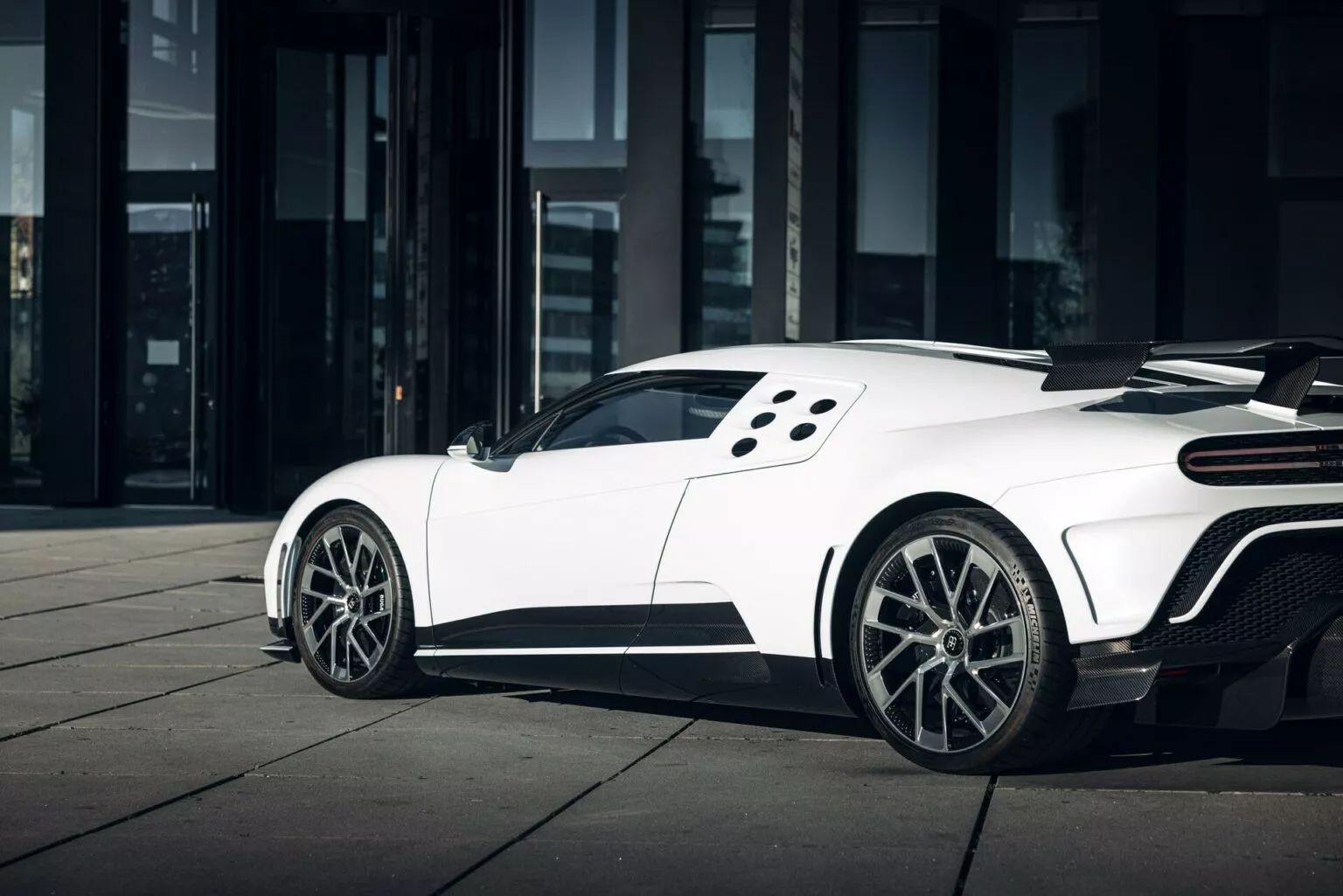 Zberateľ predal 1 z 10 vzácnych Bugatti Centodieci, ktoré pôvodne kúpil za 8 000 000 eur. Po dvoch rokoch a najazdení iba 437 kilometrov sa jeho cena na aukcii vyšvihla až na neuveriteľných 15 000 000 eur! Predaj potvrdzuje rastúcu hodnotu limitovaných edícií áut ako lukratívnych investícií. 