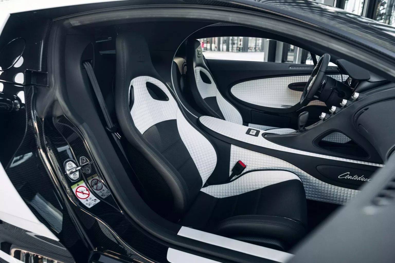 Zberateľ predal 1 z 10 vzácnych Bugatti Centodieci, ktoré pôvodne kúpil za 8 000 000 eur. Po dvoch rokoch a najazdení iba 437 kilometrov sa jeho cena na aukcii vyšvihla až na neuveriteľných 15 000 000 eur! Predaj potvrdzuje rastúcu hodnotu limitovaných edícií áut ako lukratívnych investícií. 