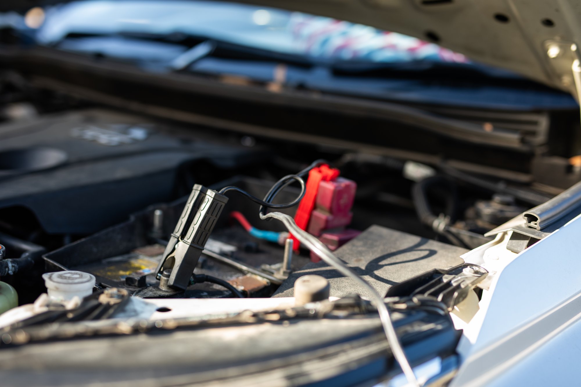 Autobazar.EU, Envato. Nabíjanie autobatérie nie je nič komplikované, dôležitejšia je však prevencia. Hlavne netreba zabudnúť na vypnutie svetiel, rádia, ak sa dá, tak je vhodné absolvovať skôr dlhšie trasy, aby sa batéria nestihla vybiť. No a tiež je vhodné priebežne sledovať kapacitu vašej autobatérie, aby ste ju vedeli vymeniť skôr, než začnú problémy.