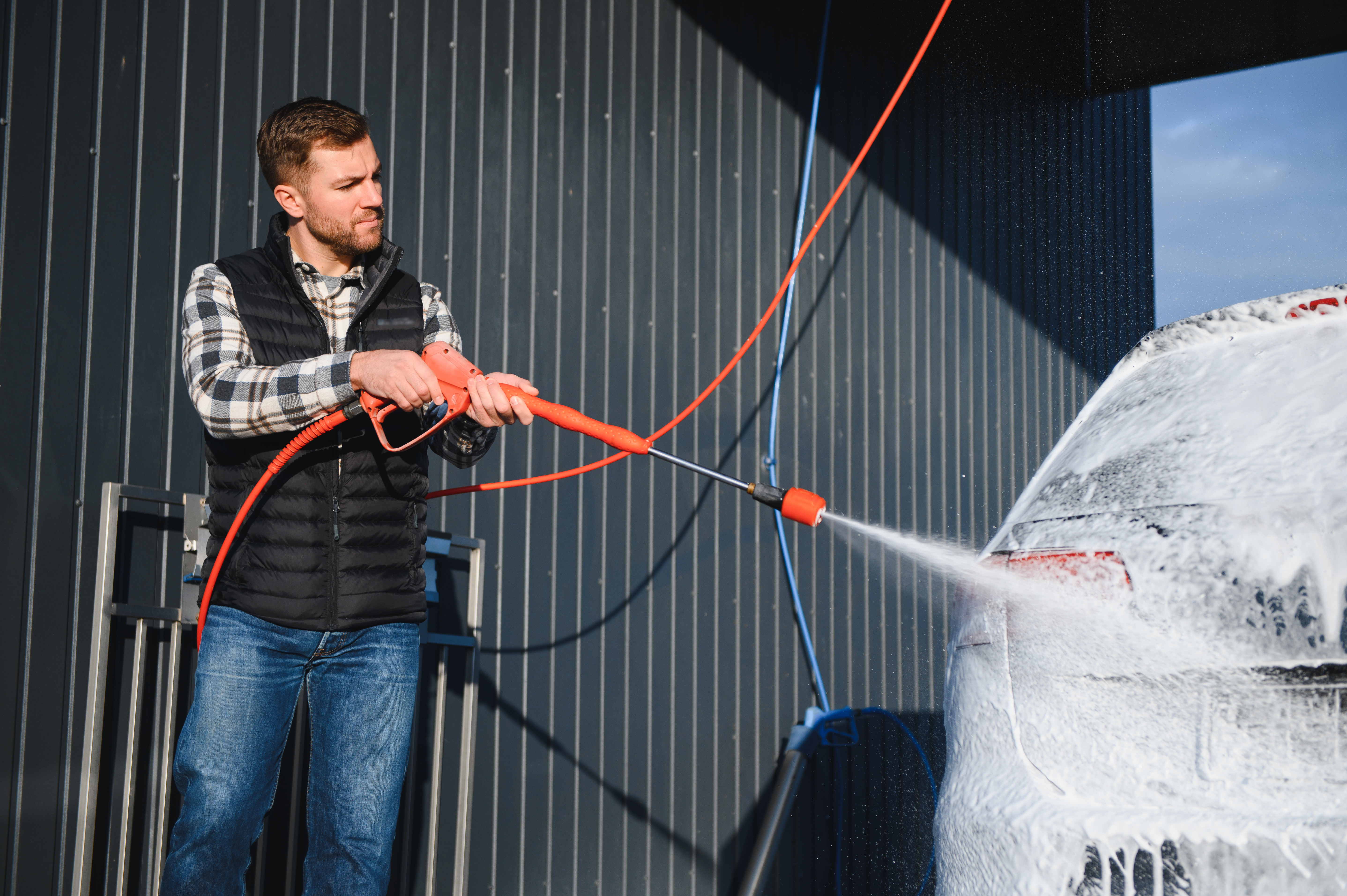 AUTOBAZAR.EU, ENVATO. Umývať auto v zime má význam aj vtedy, keď sú teploty pod bodom mrazu. Dôslednosťou predídete predčasnej korózii