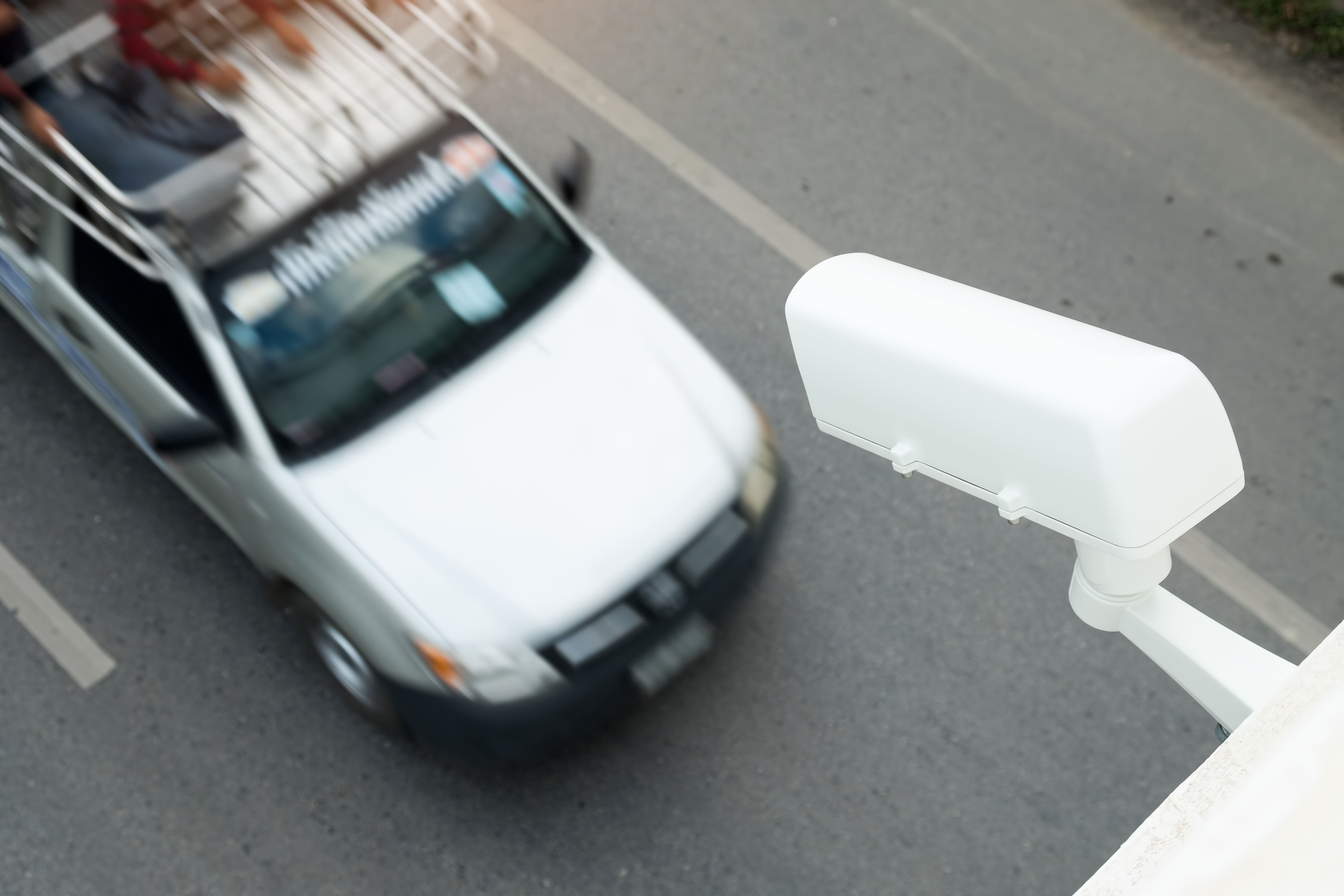 Autobazar.EU. Ak ste čakali, že sa v tomto roku konečne na Slovensku vo veľkom začne vyuzžívať úsekové meranie rýchlosti, sklameme vás - alebo skôr potešíme. Veľký projekt má zdržanie