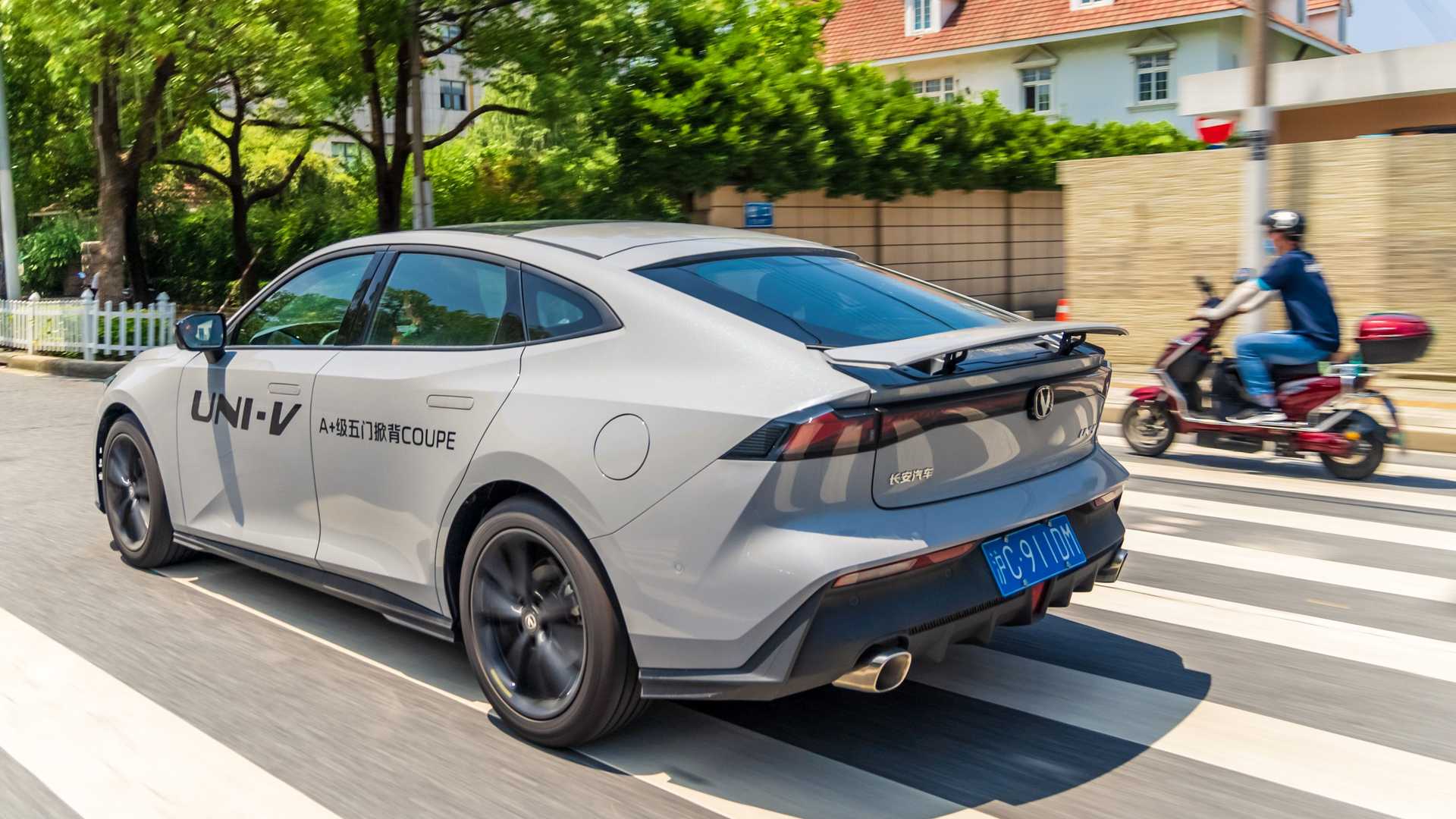 UNI-V je liftback, ktorý možno nezaujme originálnym dizajnom, ale ponúka parametre, ktoré ťa môžu osloviť. Prečo mu venovať pozornosť? Osloví ťa cena. Rival Octavie z Číny kúpiš za 16 000 eur.
