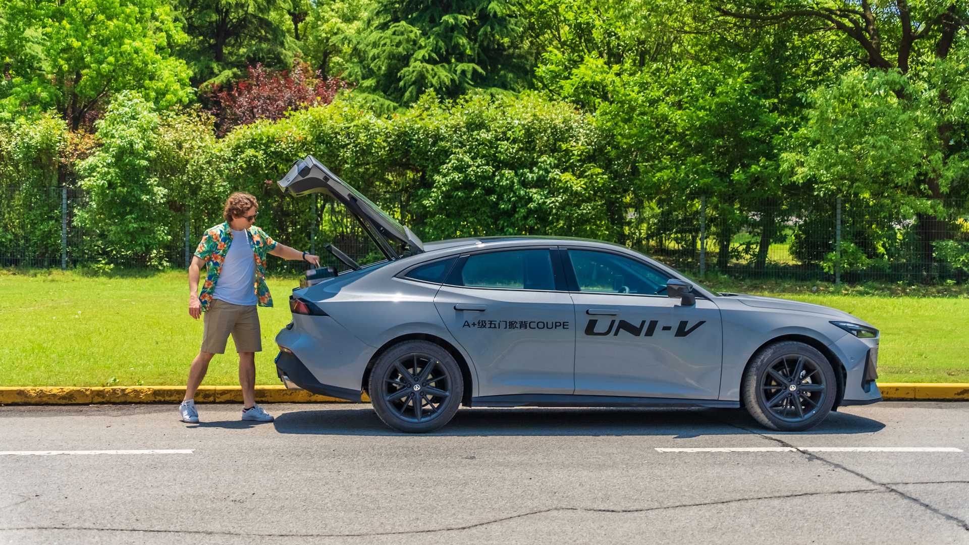 UNI-V je liftback, ktorý možno nezaujme originálnym dizajnom, ale ponúka parametre, ktoré ťa môžu osloviť. Prečo mu venovať pozornosť? Osloví ťa cena. Rival Octavie z Číny kúpiš za 16 000 eur.